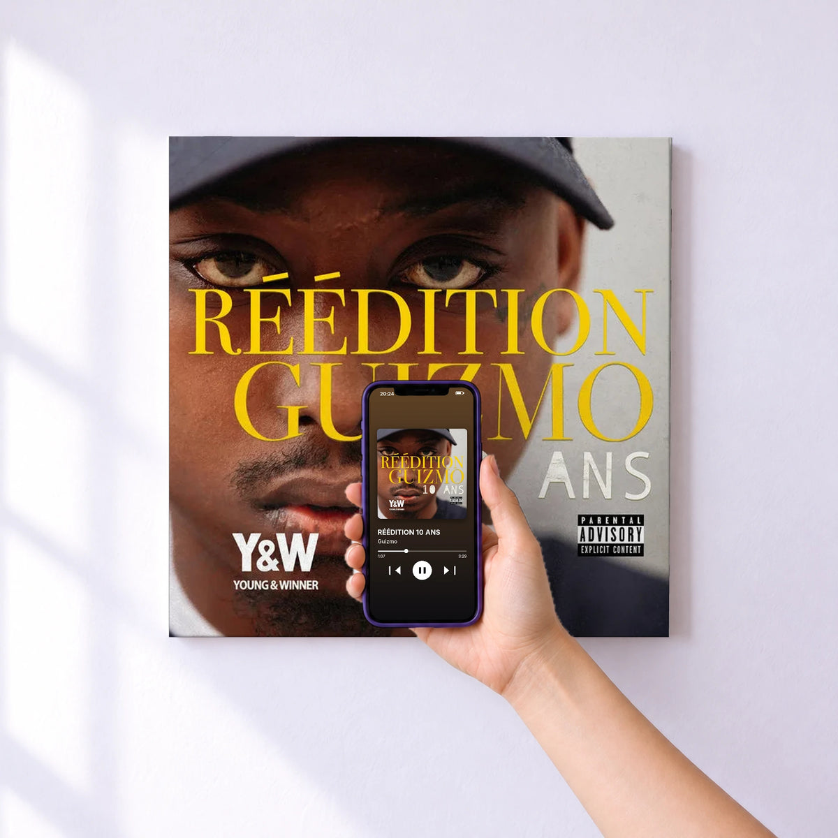 Affiche connectée RÉÉDITION 10 ANS de Guizmo au mur : l'album se lance en approchant le téléphone