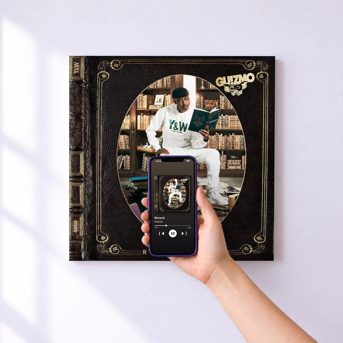Affiche connectée Renard de Guizmo au mur : l'album se lance en approchant le téléphone