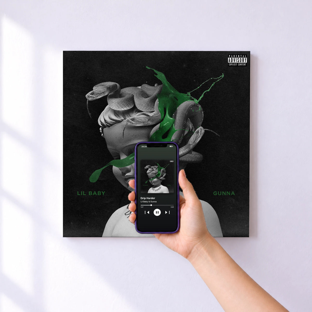 Affiche connectée Drip Harder de Lil Baby & Gunna au mur : l'album se lance en approchant le téléphone