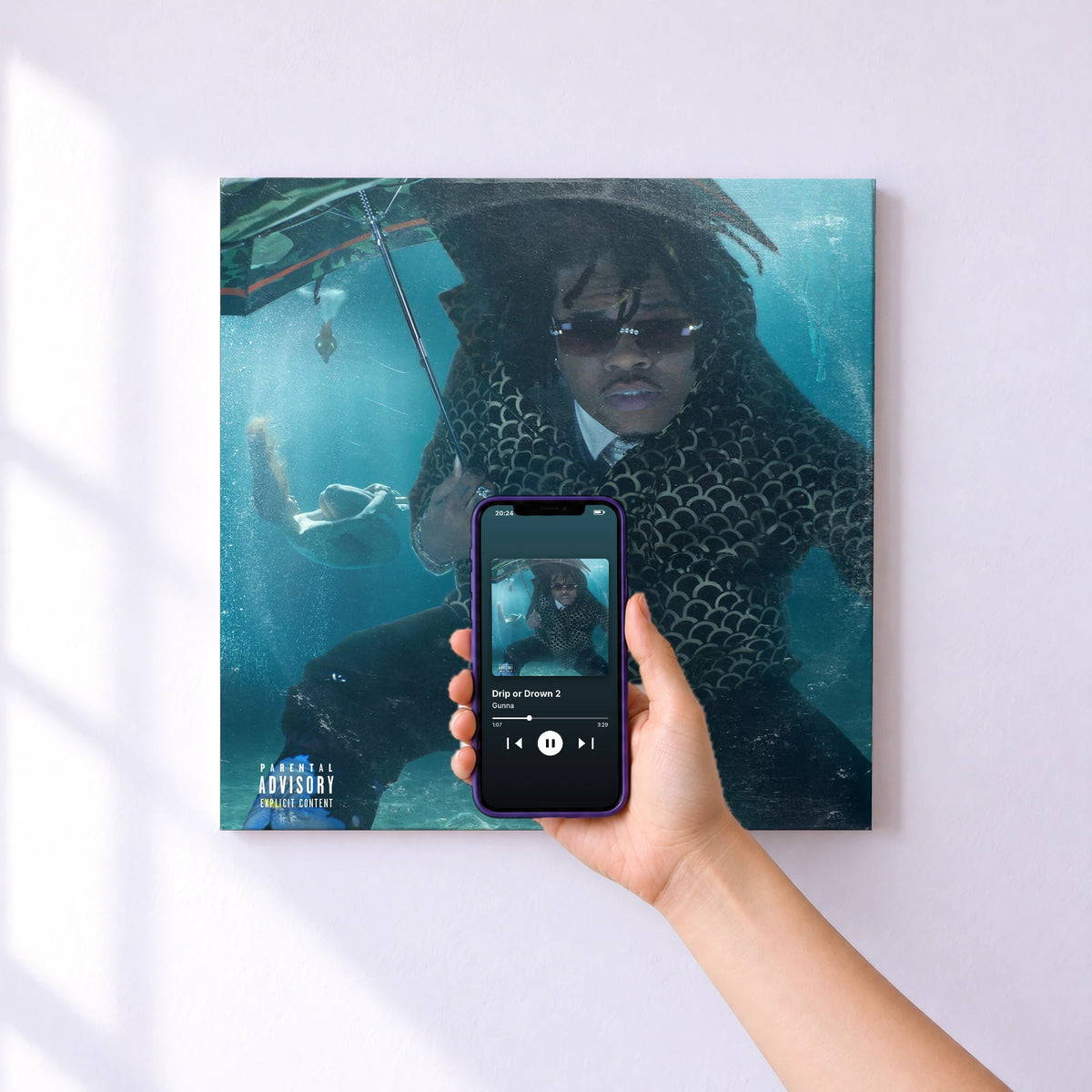 Affiche connectée Drip or Drown 2 de Gunna au mur : l'album se lance en approchant le téléphone