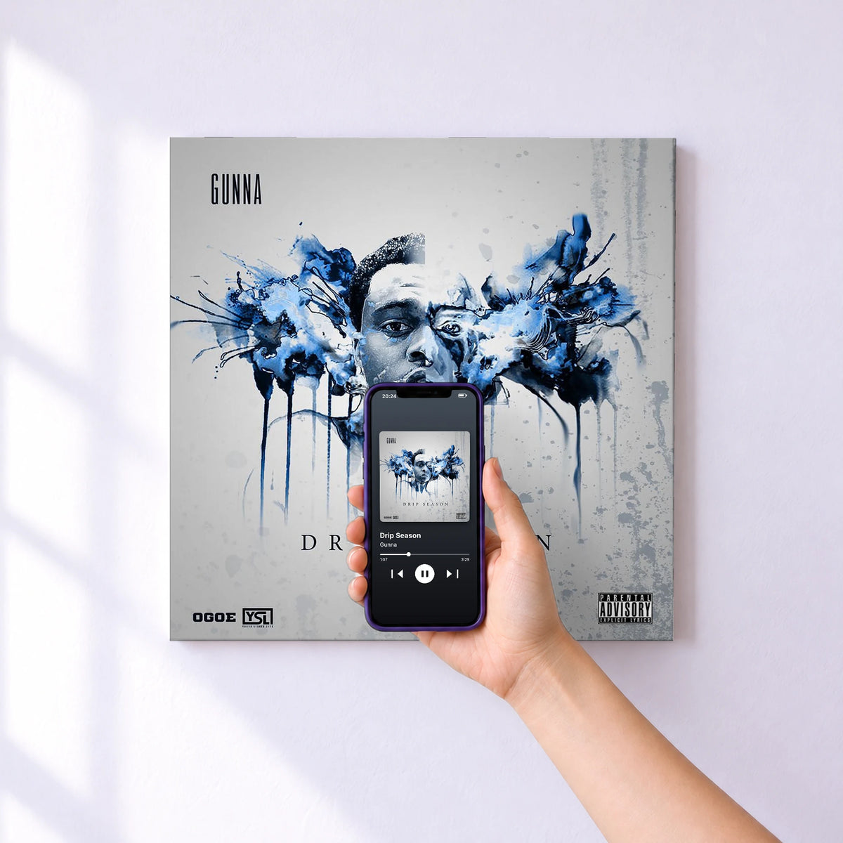 Affiche connectée Drip Season de Gunna au mur : l'album se lance en approchant le téléphone