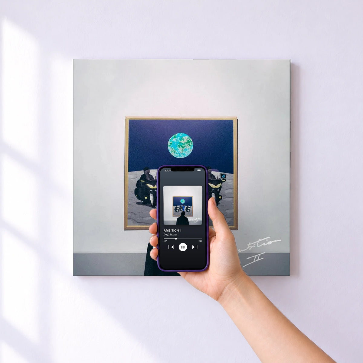Affiche connectée AMBITION II de Guy2Bezbar au mur : l'album se lance en approchant le téléphone