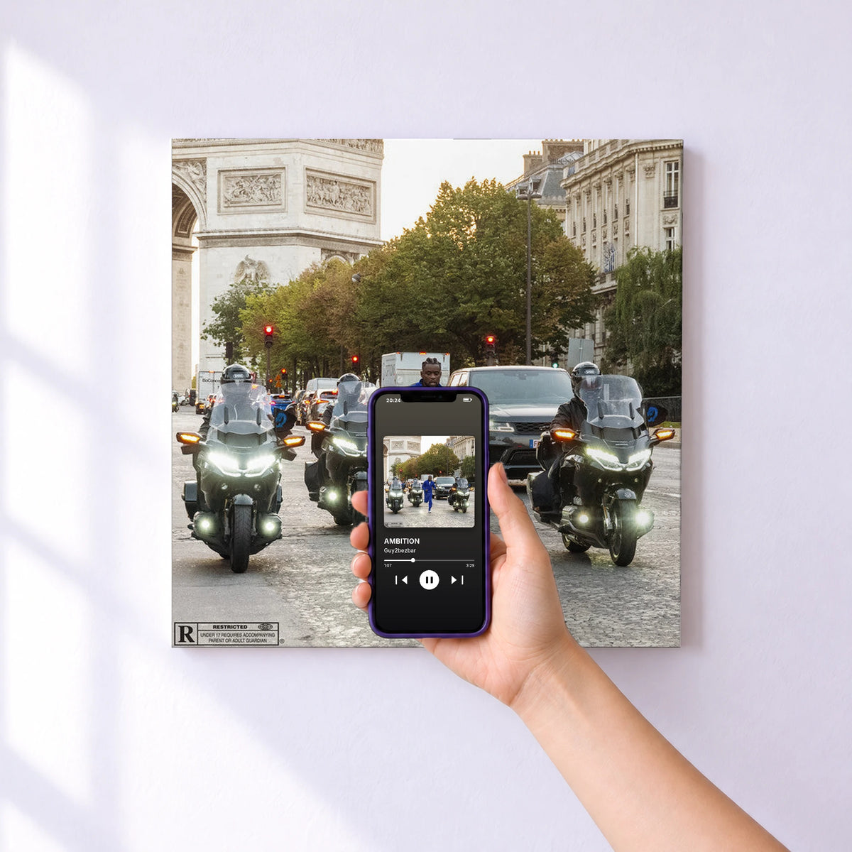 Affiche connectée AMBITION de Guy2bezbar au mur : l'album se lance en approchant le téléphone