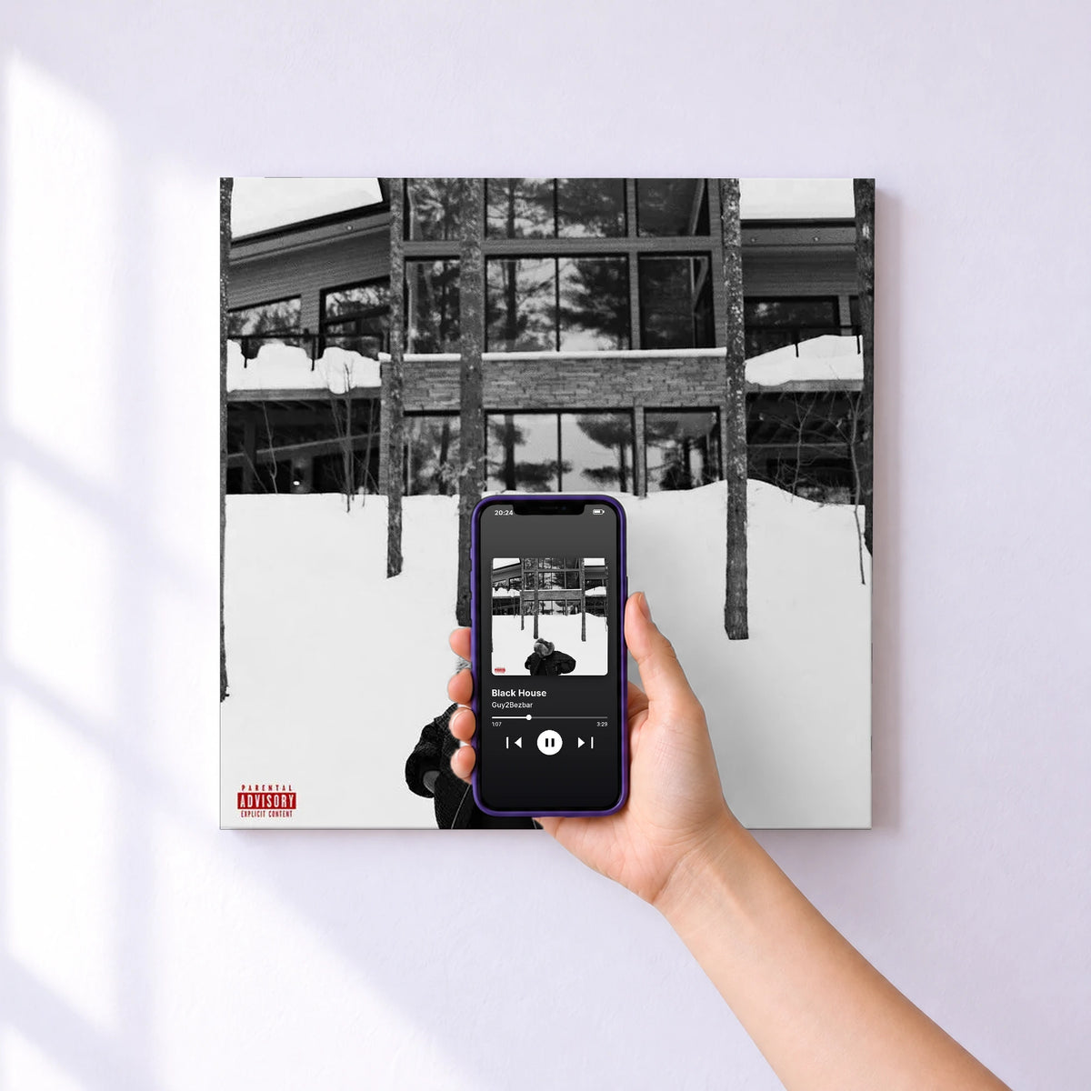 Affiche connectée Black House de Guy2Bezbar au mur : l'album se lance en approchant le téléphone