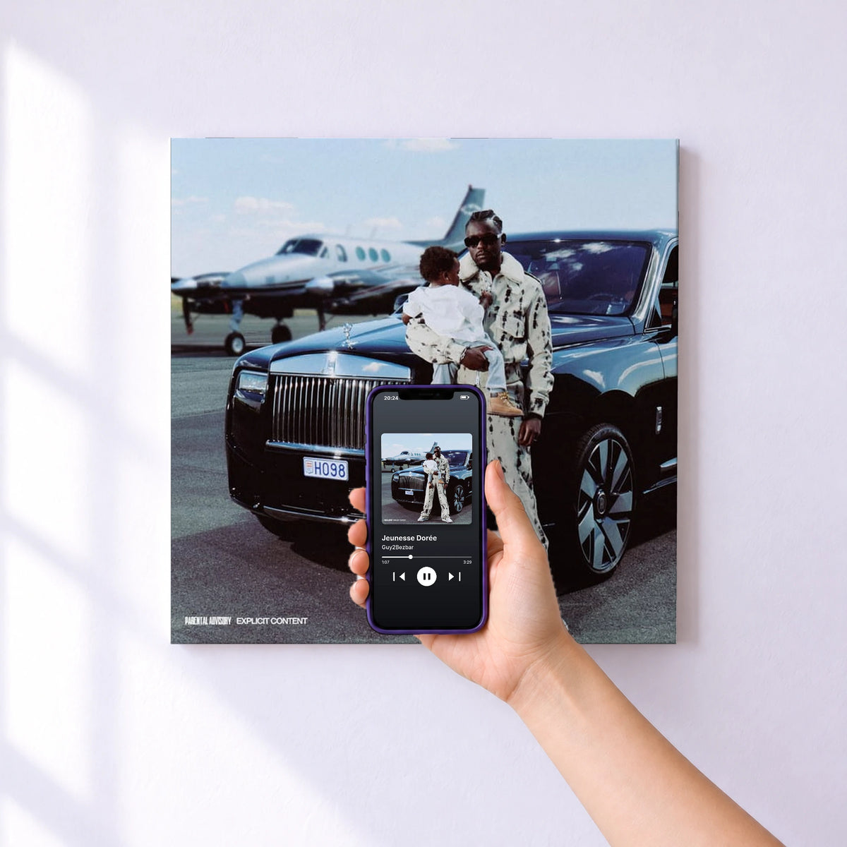 Affiche connectée Jeunesse Dorée de Guy2Bezbar au mur : l'album se lance en approchant le téléphone