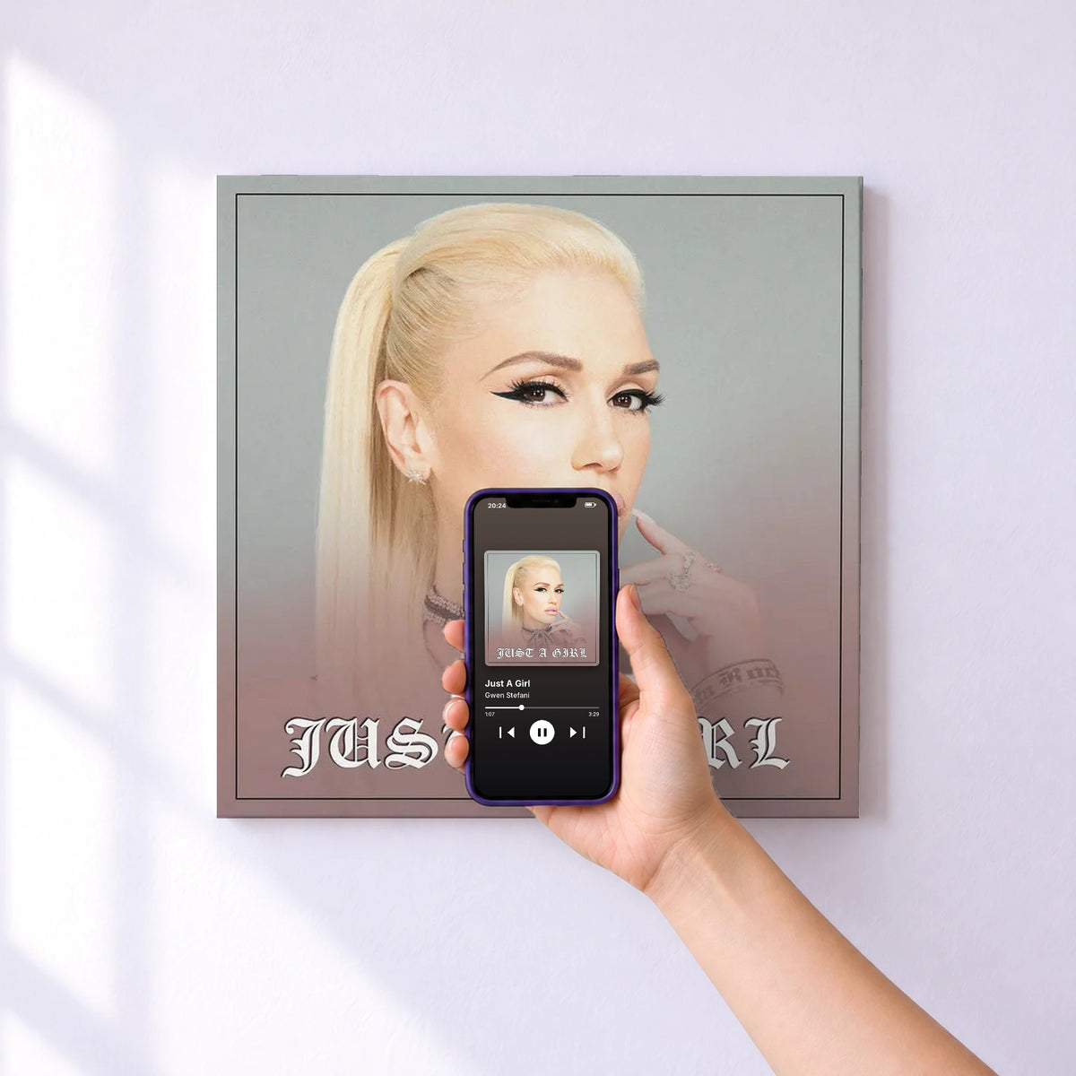 Affiche connectée Just A Girl de Gwen Stefani au mur : l'album se lance en approchant le téléphone