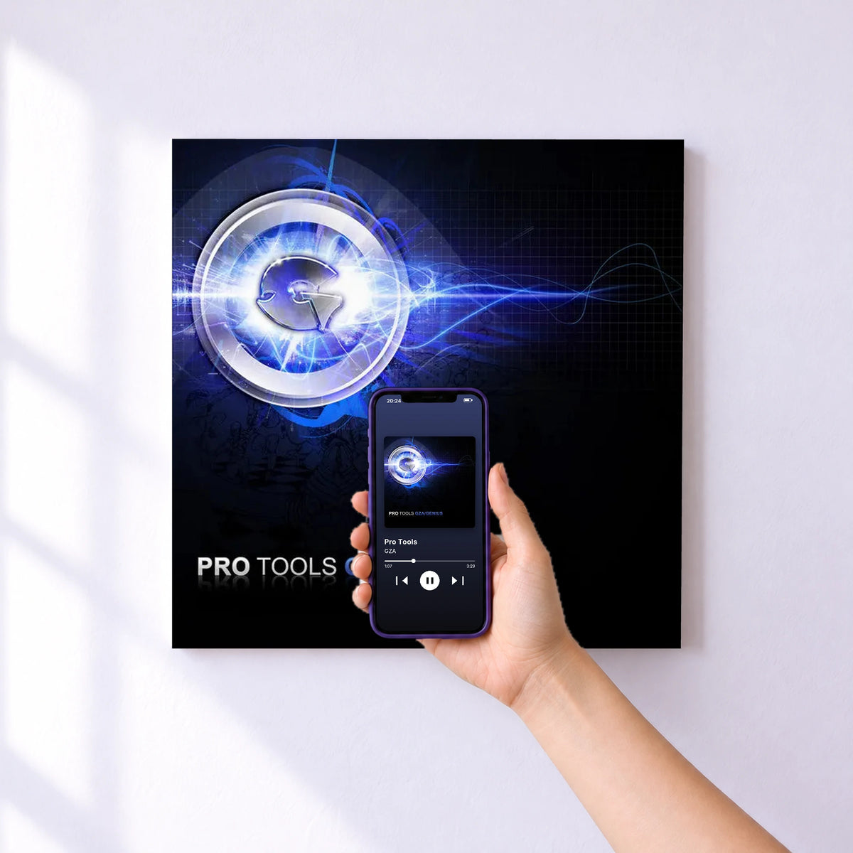 Affiche connectée Pro Tools de GZA au mur : l'album se lance en approchant le téléphone