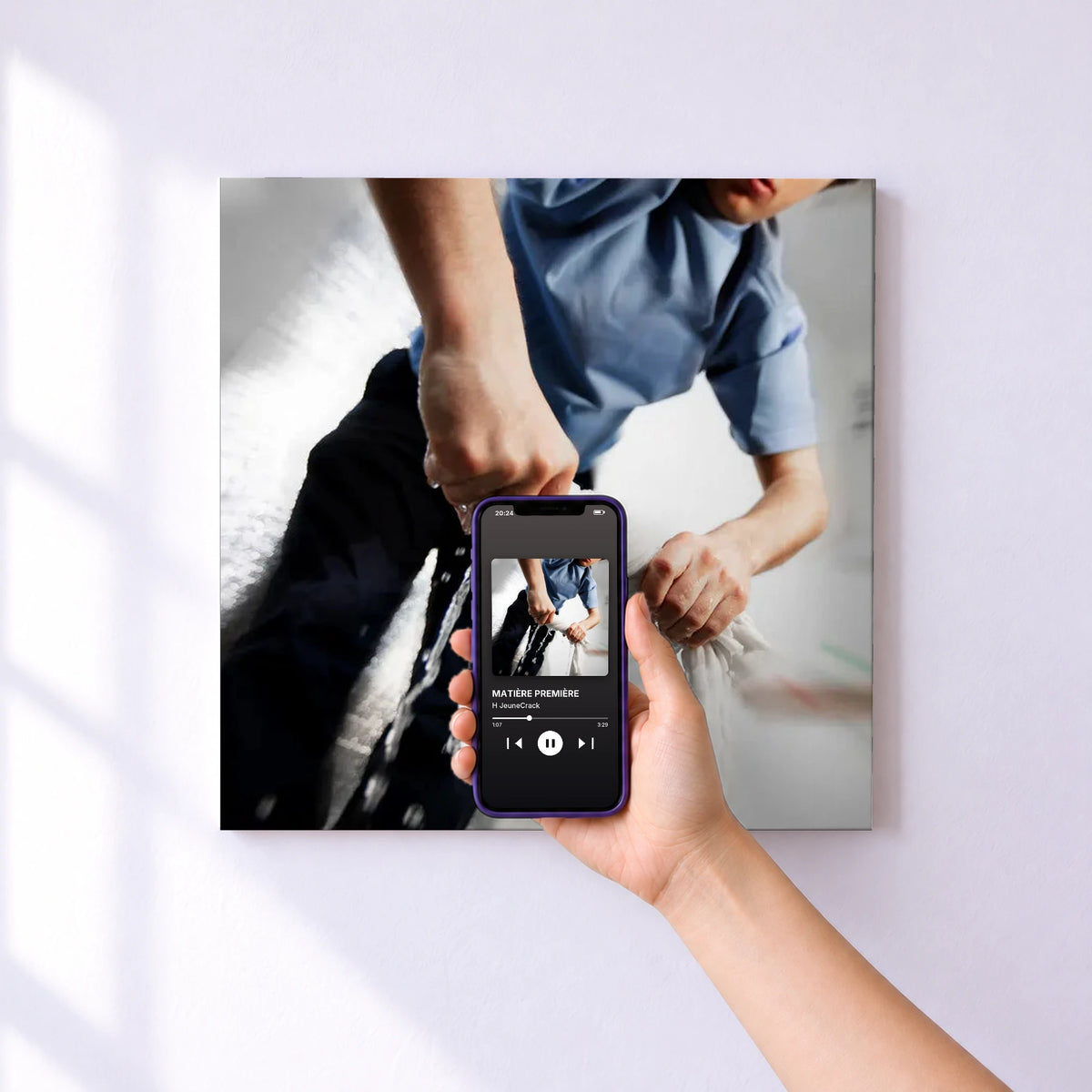 Affiche connectée MATIÈRE PREMIÈRE de H JeuneCrack au mur : l'album se lance en approchant le téléphone