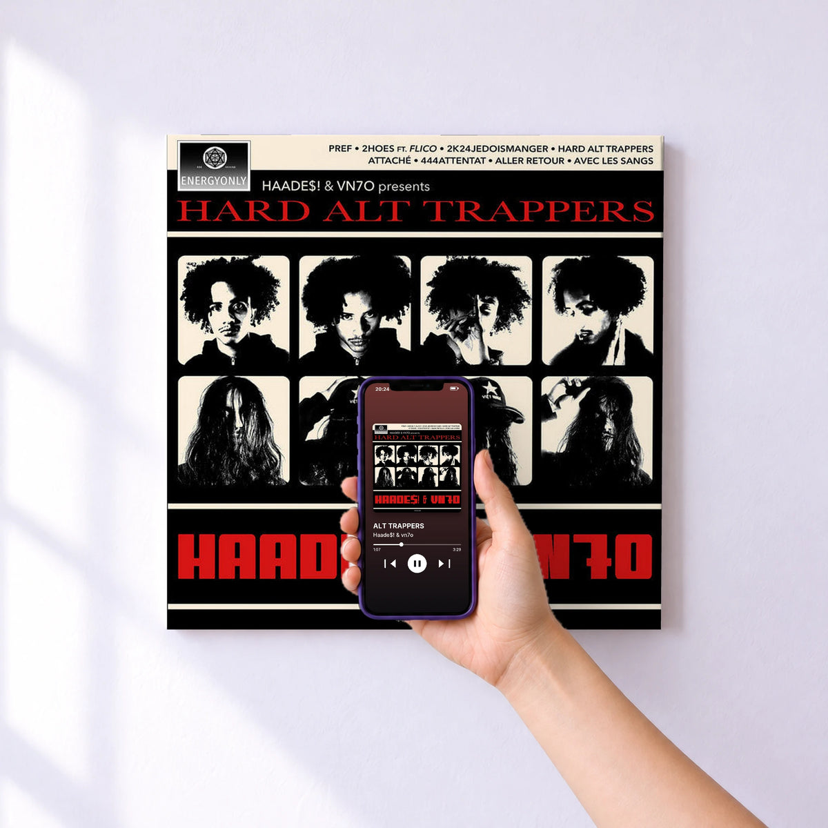 Affiche connectée ALT TRAPPERS de Haade$! & vn7o au mur : l'album se lance en approchant le téléphone
