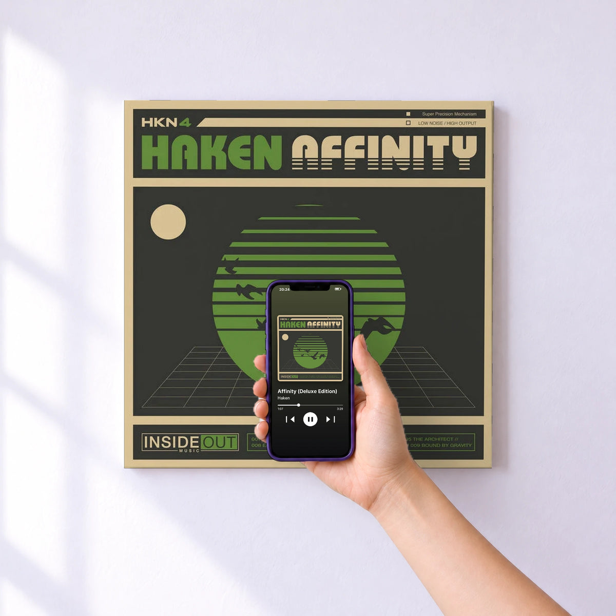 Affiche connectée Affinity (Deluxe Edition) de Haken au mur : l'album se lance en approchant le téléphone