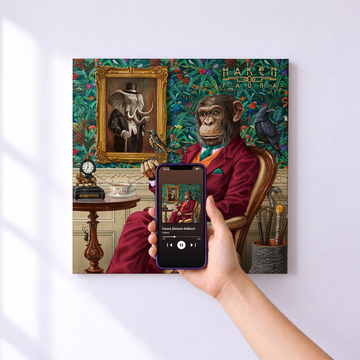 Affiche connectée Fauna (Deluxe Edition) de Haken au mur : l'album se lance en approchant le téléphone