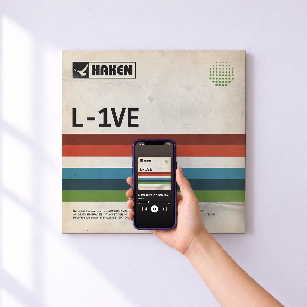 Affiche connectée L-1VE (Live in Amsterdam 2017) de Haken au mur : l'album se lance en approchant le téléphone
