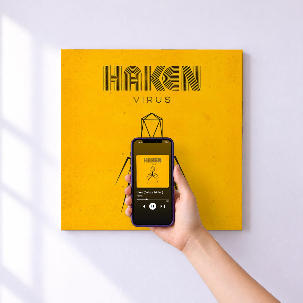 Affiche connectée Virus (Deluxe Edition) de Haken au mur : l'album se lance en approchant le téléphone