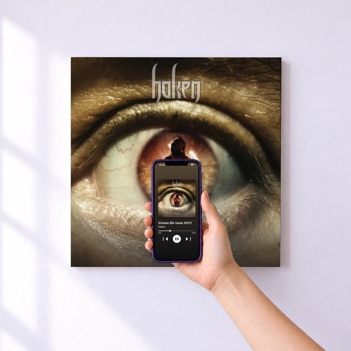 Affiche connectée Visions (Re-issue 2017) de Haken au mur : l'album se lance en approchant le téléphone
