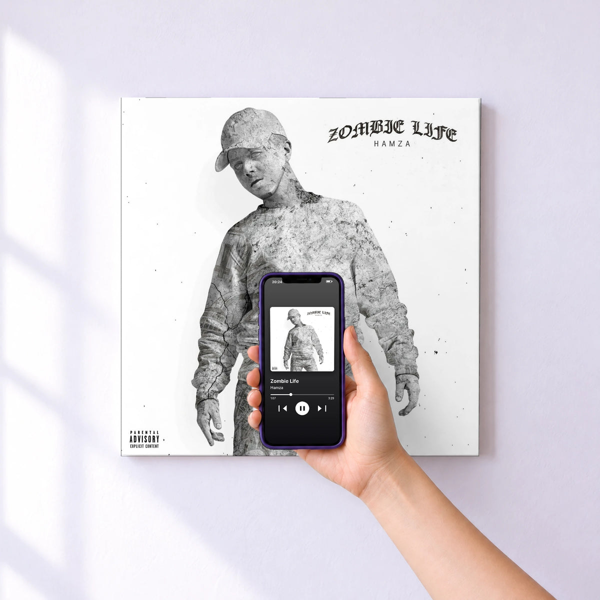 Affiche connectée Zombie Life de Hamza au mur : l'album se lance en approchant le téléphone