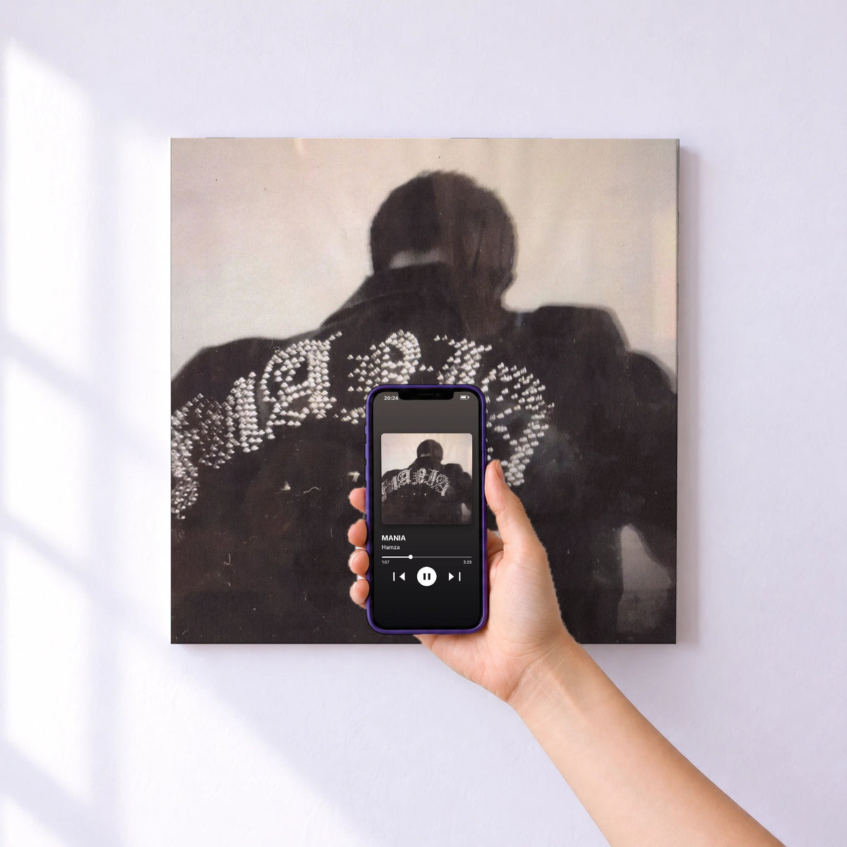 Affiche connectée MANIA de Hamza au mur : l'album se lance en approchant le téléphone