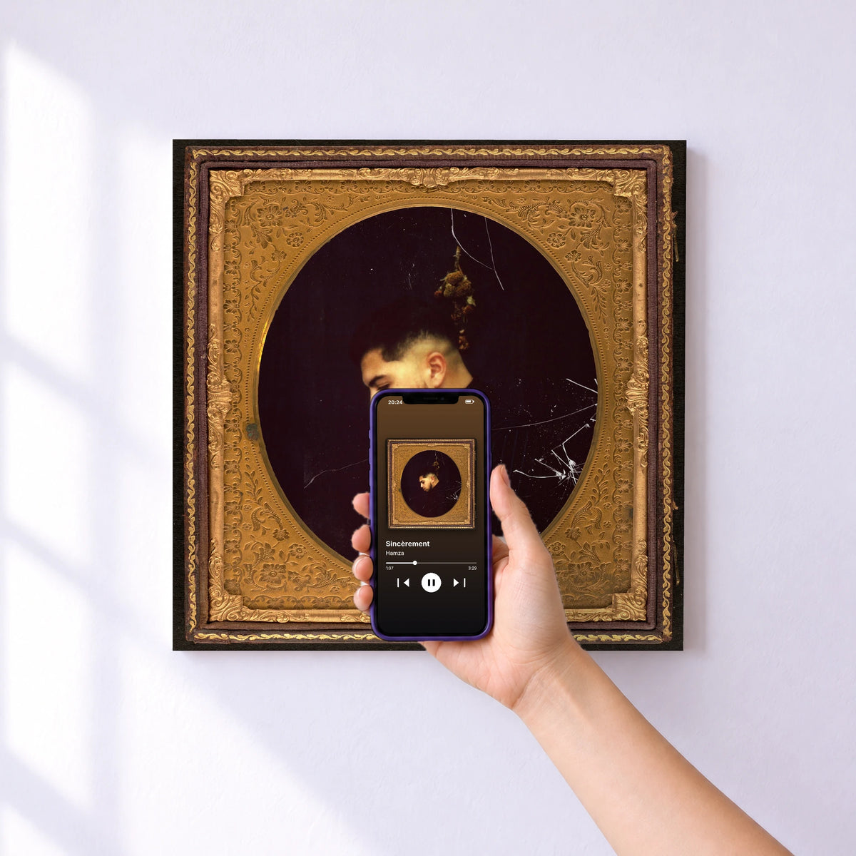Affiche connectée Sincèrement de Hamza au mur : l'album se lance en approchant le téléphone