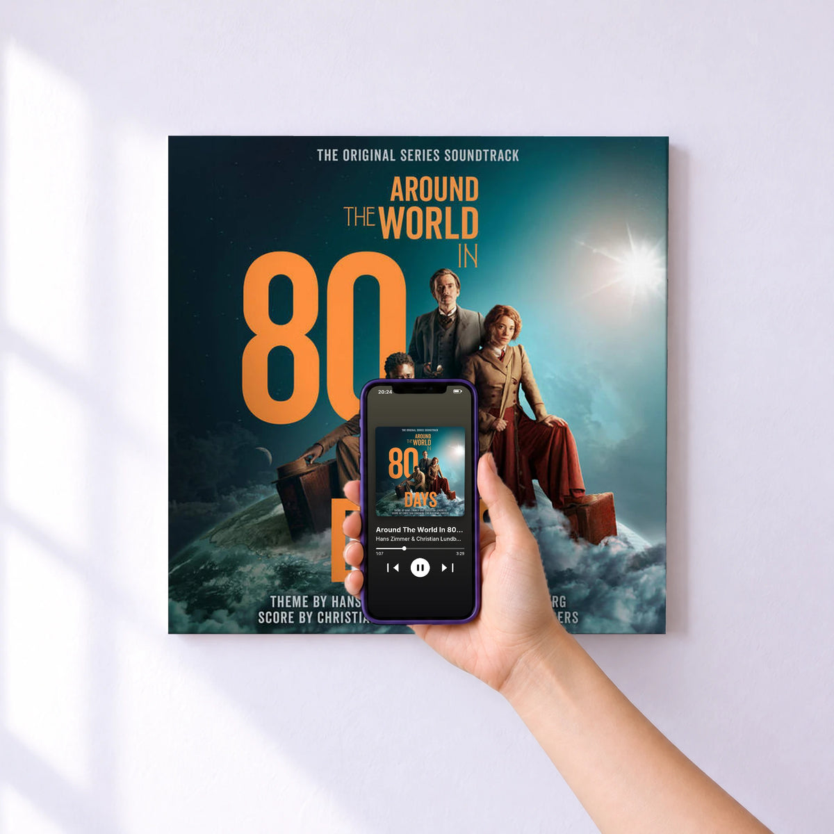 Affiche connectée Around The World In 80 Days (Music From The Original TV Series) de Hans Zimmer & Christian Lundberg au mur : l'album se lance en approchant le téléphone