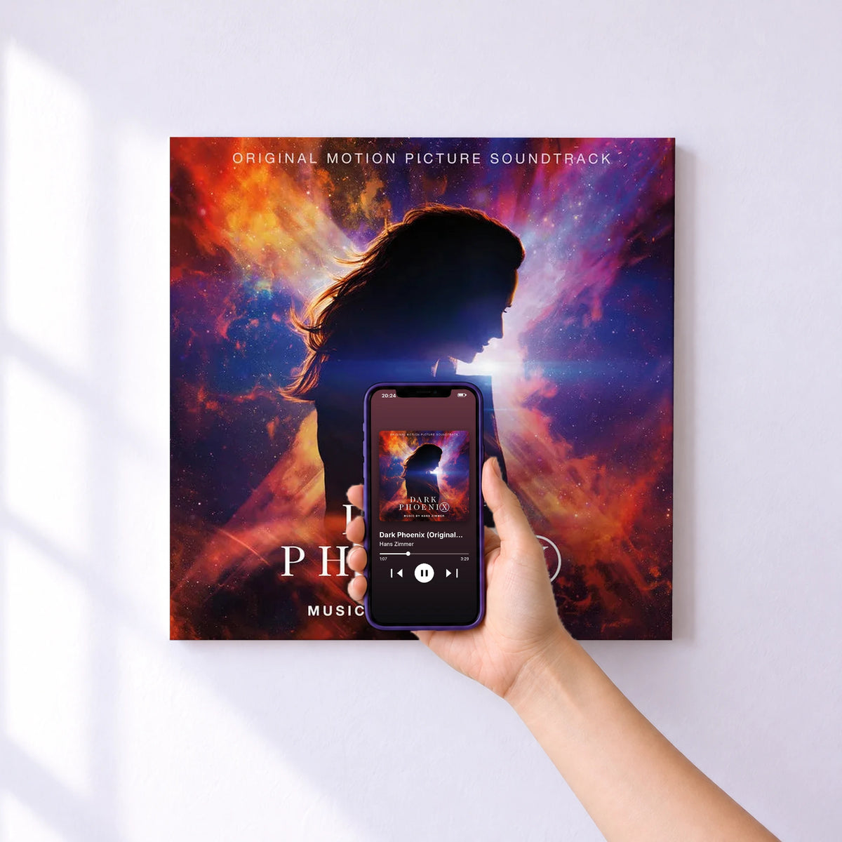 Affiche connectée Dark Phoenix (Original Motion Picture Soundtrack) de Hans Zimmer au mur : l'album se lance en approchant le téléphone