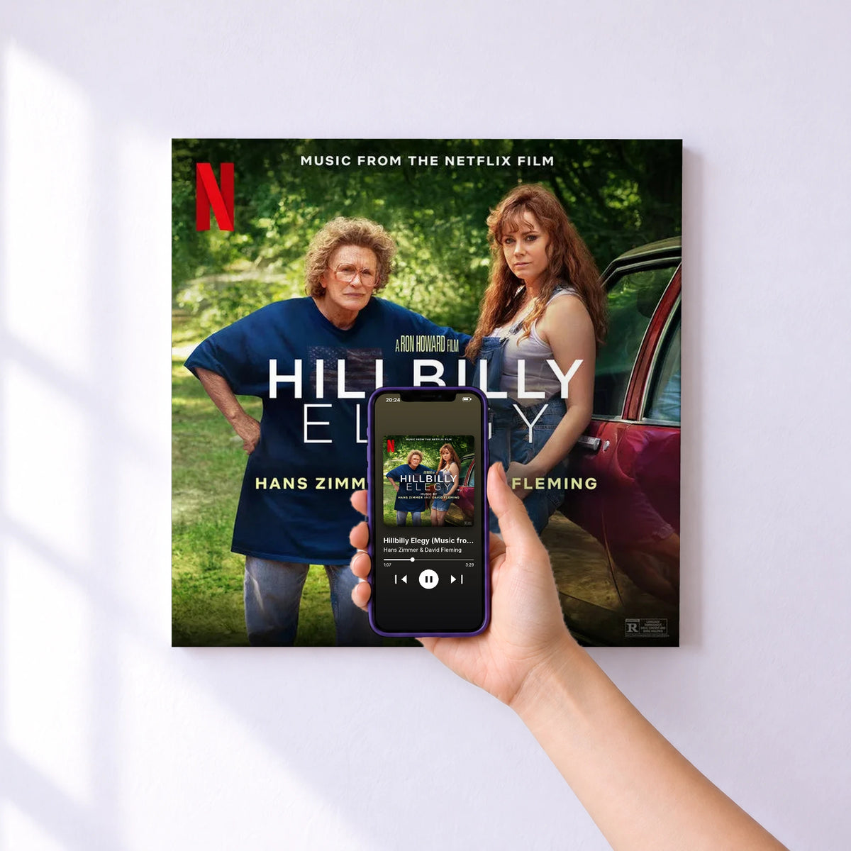 Affiche connectée Hillbilly Elegy (Music from the Netflix Film) de Hans Zimmer & David Fleming au mur : l'album se lance en approchant le téléphone