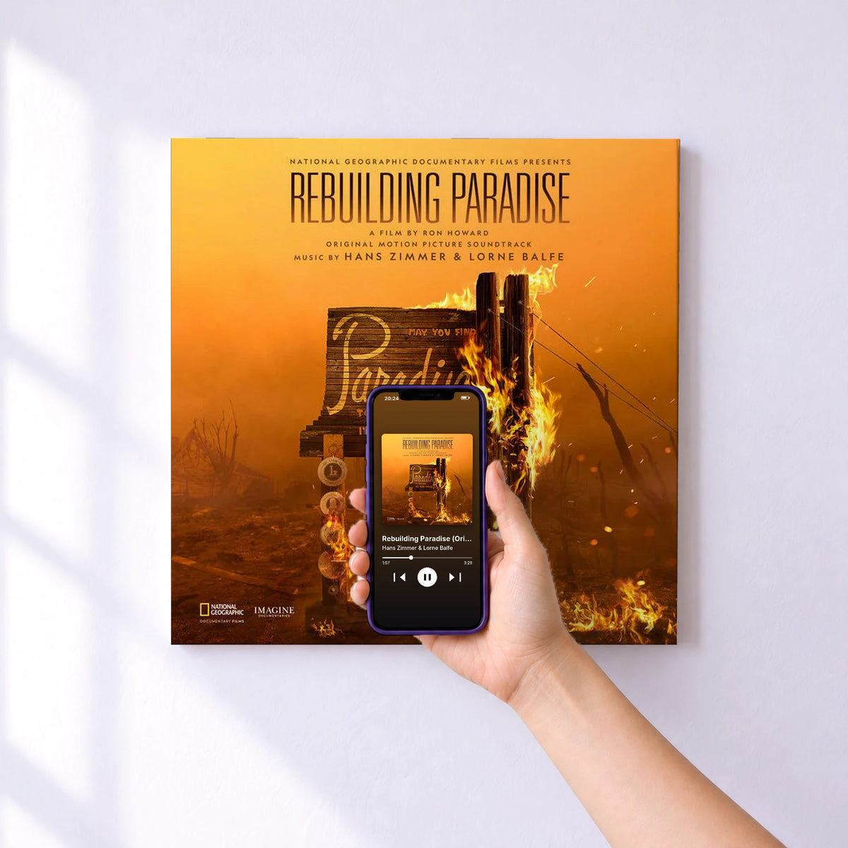 Affiche connectée Rebuilding Paradise (Original Motion Picture Soundtrack) de Hans Zimmer & Lorne Balfe au mur : l'album se lance en approchant le téléphone