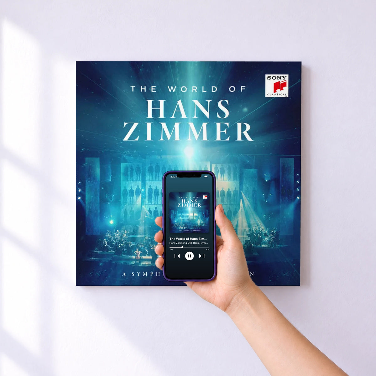 Affiche connectée The World of Hans Zimmer - A Symphonic Celebration (Live) de Hans Zimmer & ORF Radio-Symphonieorchester Wien & Martin Gellner au mur : l'album se lance en approchant le téléphone