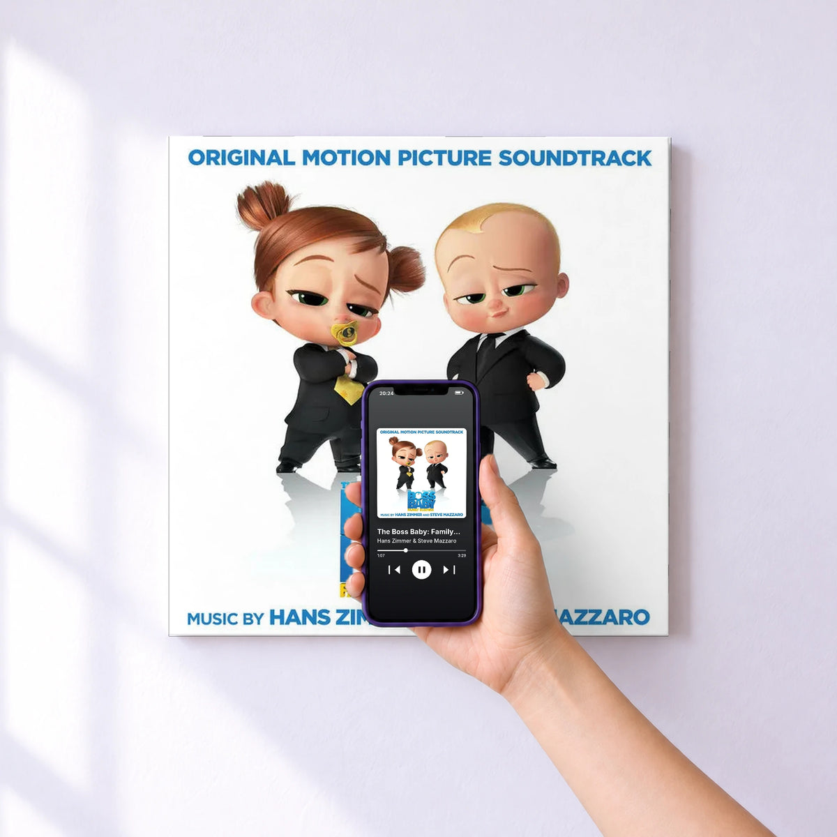 Affiche connectée The Boss Baby: Family Business (Original Motion Picture Soundtrack) de Hans Zimmer & Steve Mazzaro au mur : l'album se lance en approchant le téléphone