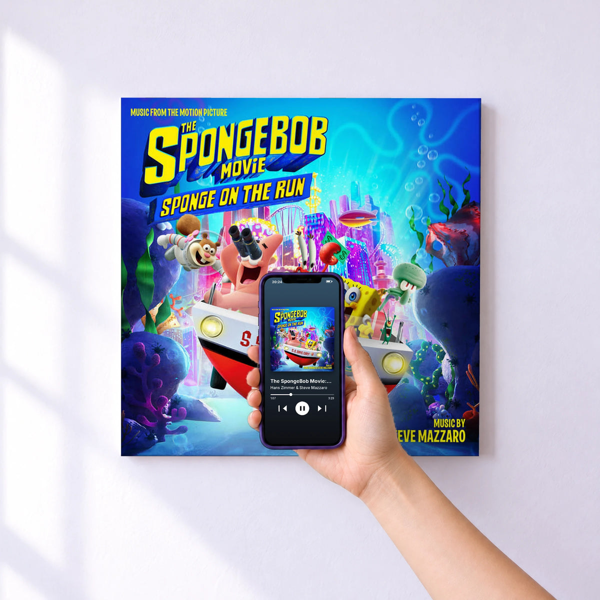 Affiche connectée The SpongeBob Movie: Sponge on the Run (Music from the Motion Picture) de Hans Zimmer & Steve Mazzaro au mur : l'album se lance en approchant le téléphone
