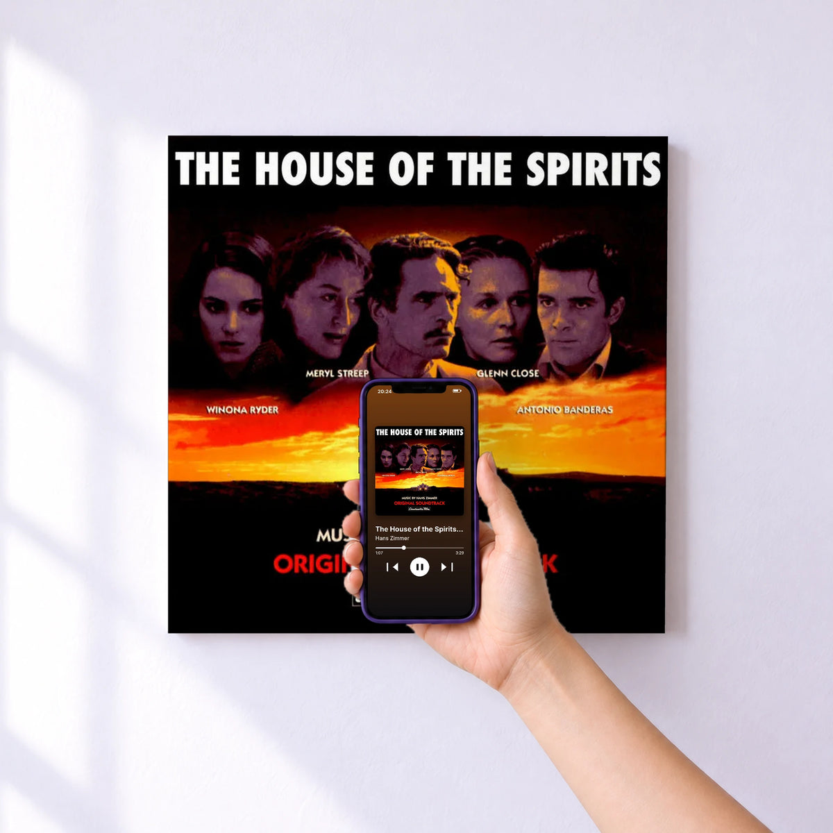 Affiche connectée The House of the Spirits (Original Motion Picture Soundtrack) de Hans Zimmer au mur : l'album se lance en approchant le téléphone