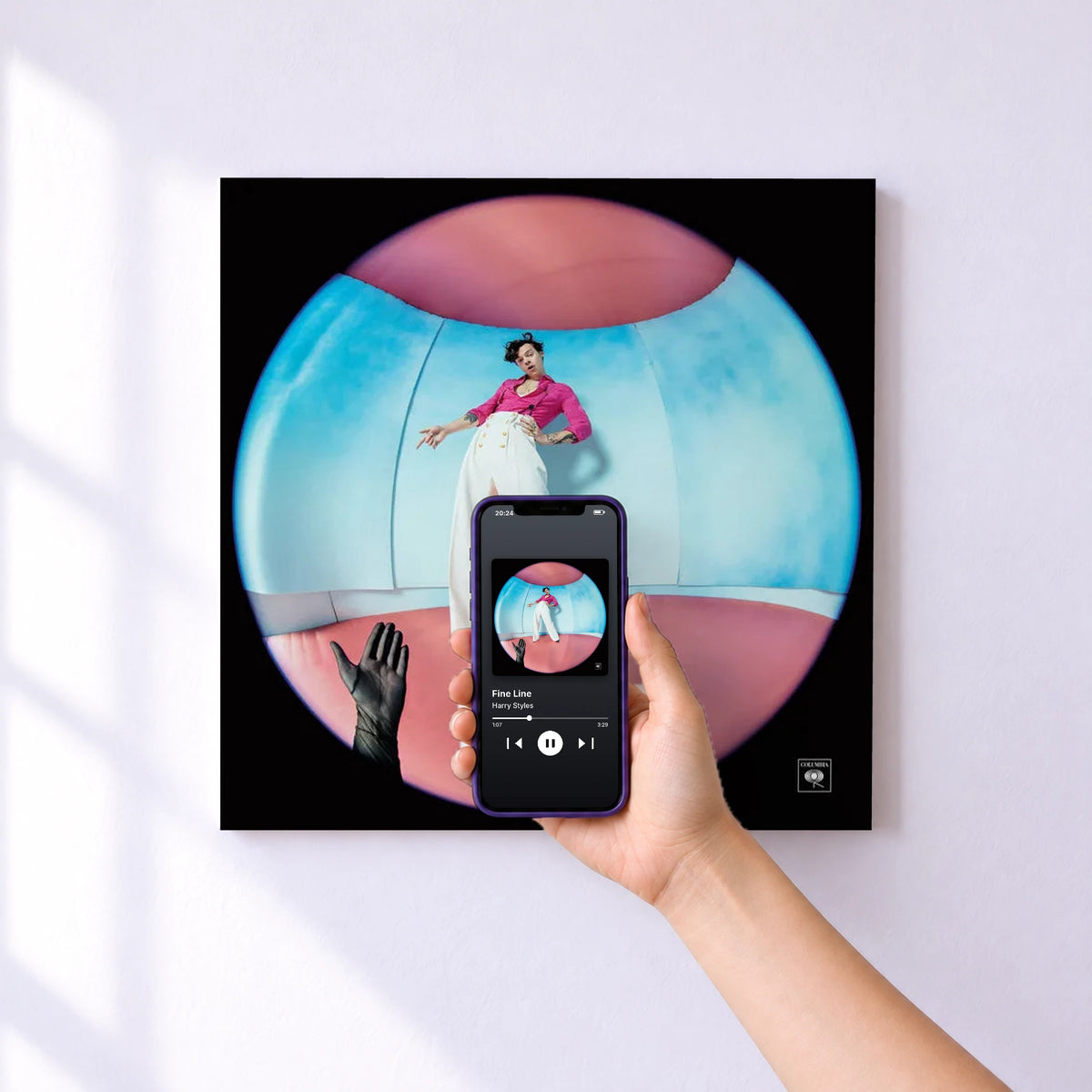 Affiche connectée Fine Line de Harry Styles au mur : l'album se lance en approchant le téléphone