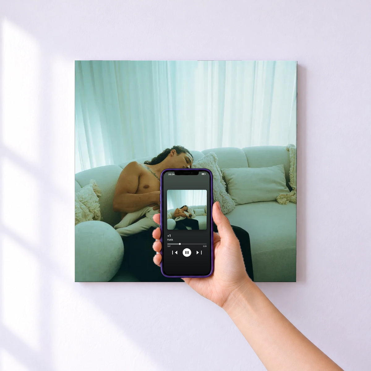 Affiche connectée +1 de Hatik au mur : l'album se lance en approchant le téléphone