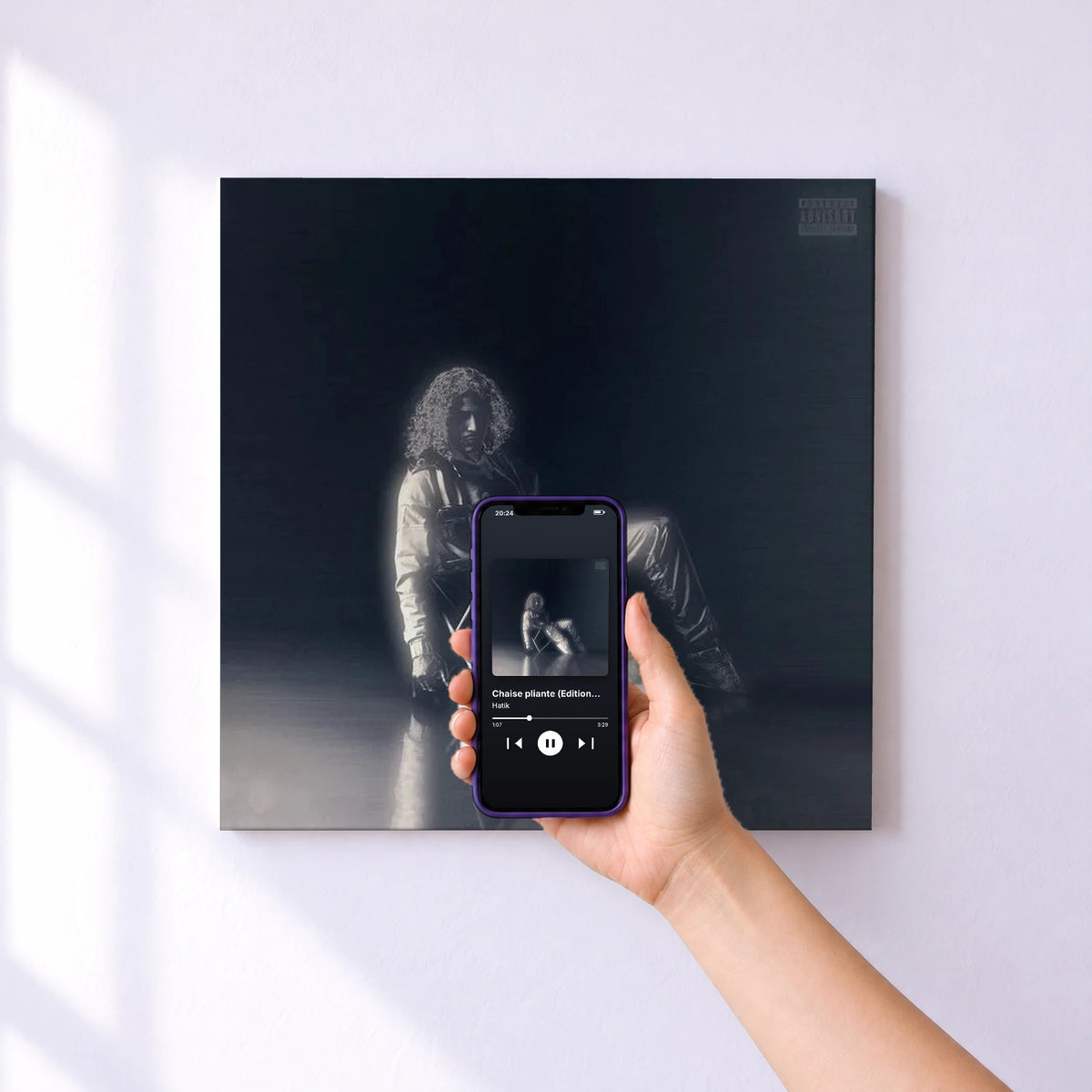 Affiche connectée Chaise pliante (Edition Deluxe) de Hatik au mur : l'album se lance en approchant le téléphone