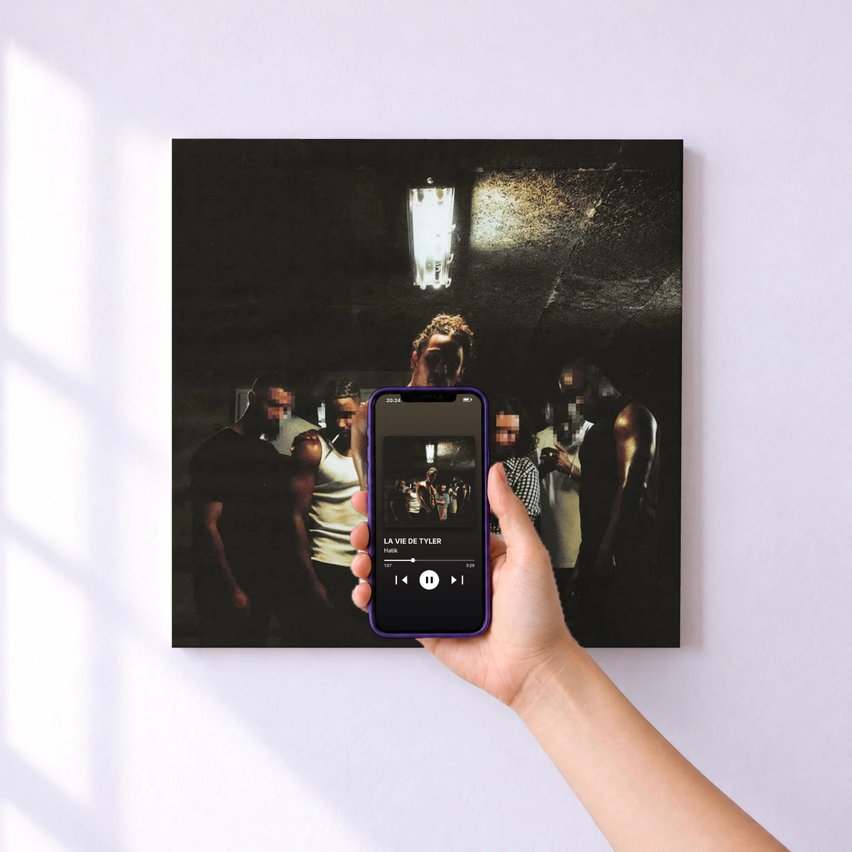 Affiche connectée LA VIE DE TYLER de Hatik au mur : l'album se lance en approchant le téléphone