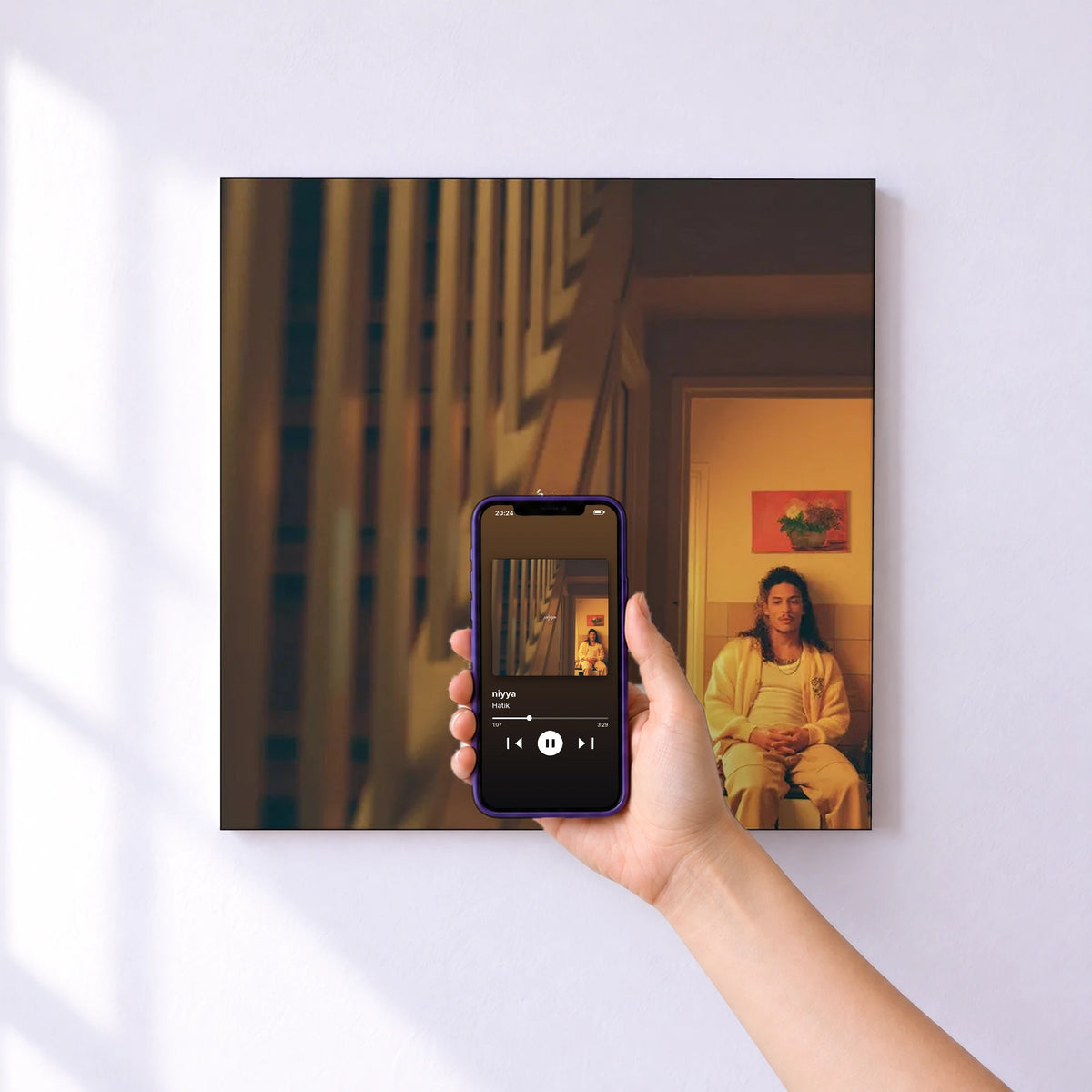 Affiche connectée niyya de Hatik au mur : l'album se lance en approchant le téléphone