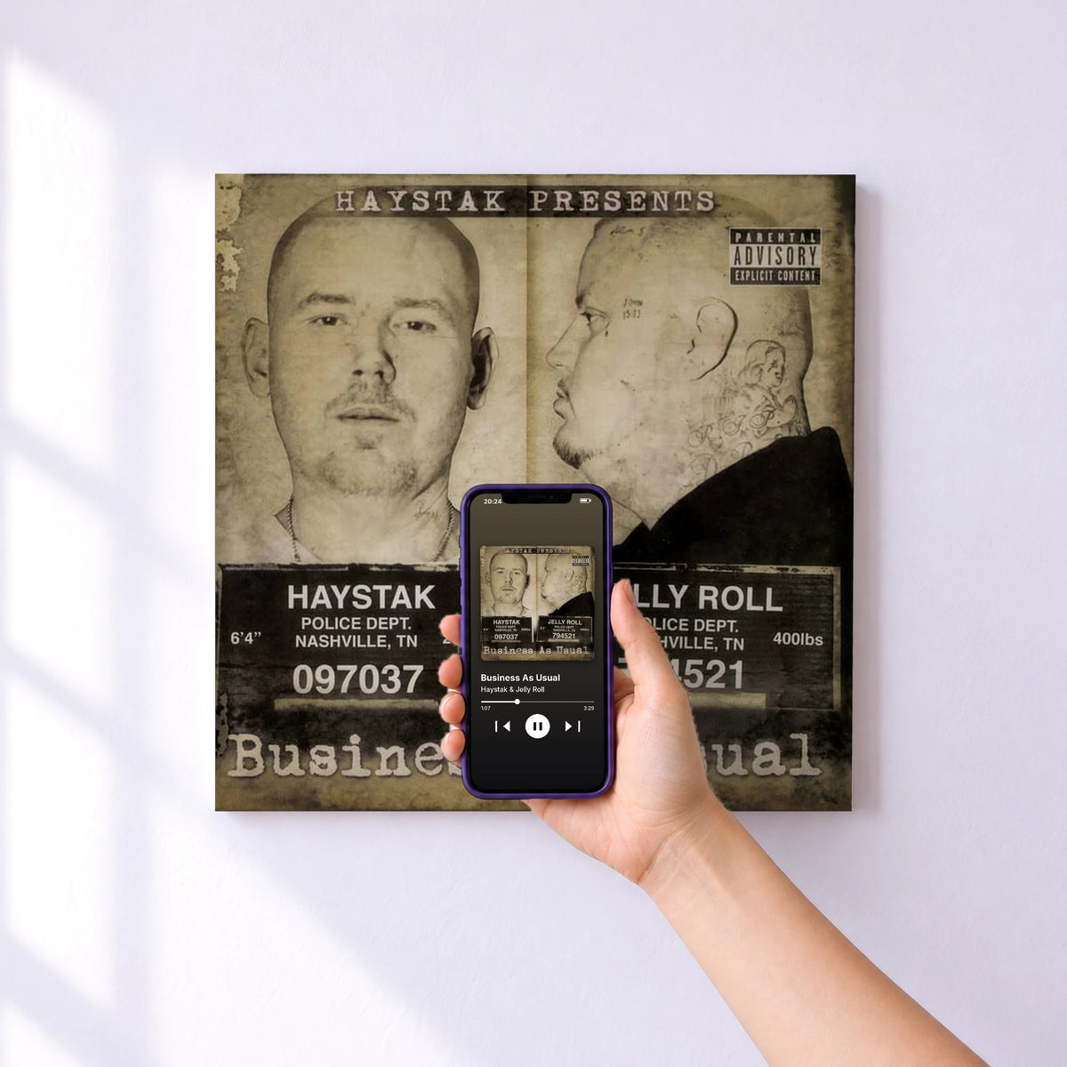 Affiche connectée Business As Usual de Haystak & Jelly Roll au mur : l'album se lance en approchant le téléphone
