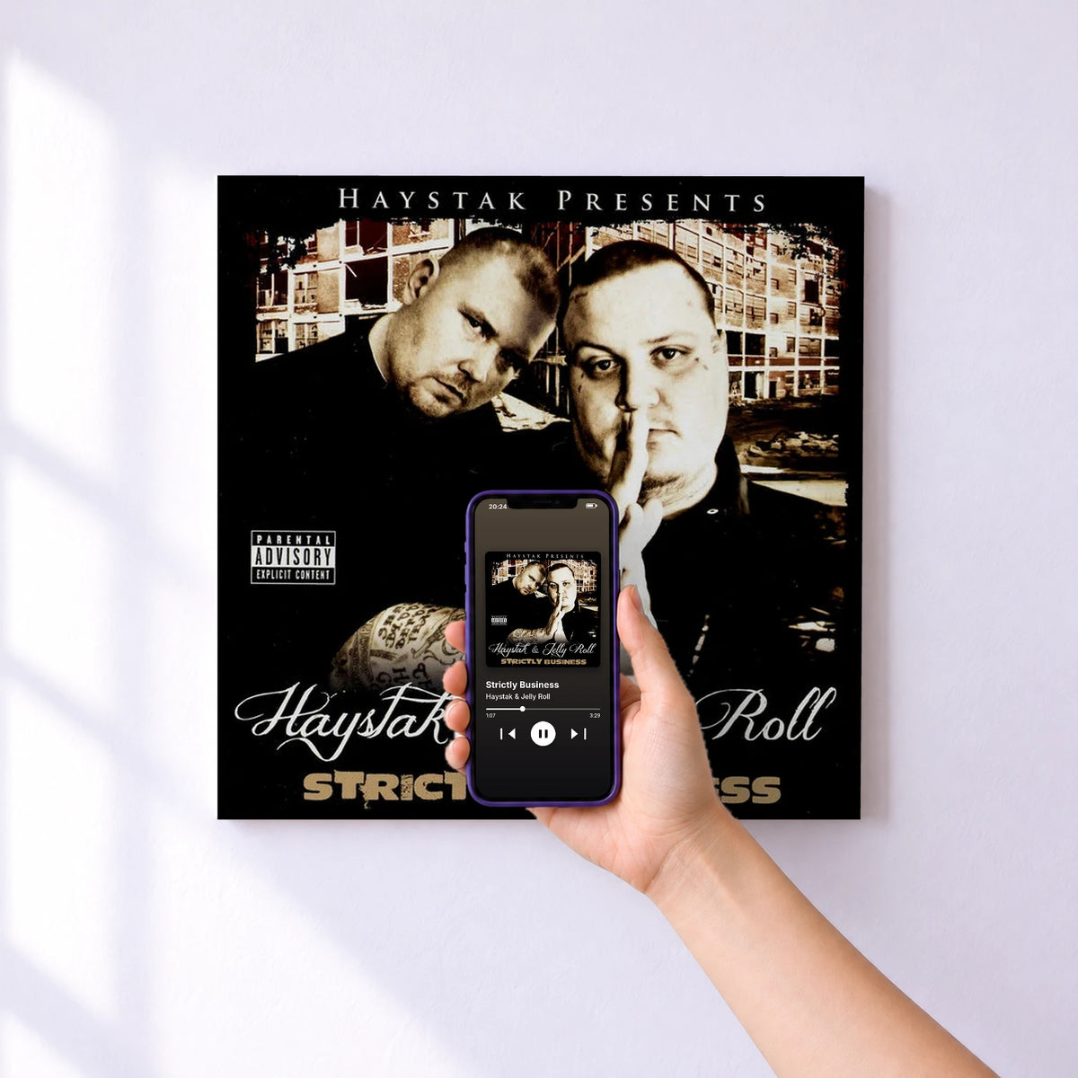 Affiche connectée Strictly Business de Haystak & Jelly Roll au mur : l'album se lance en approchant le téléphone