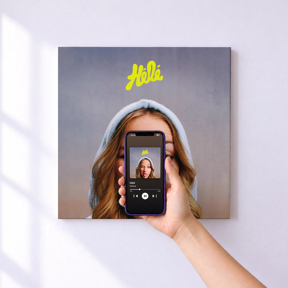 Affiche connectée Hélé de Helena au mur : l'album se lance en approchant le téléphone