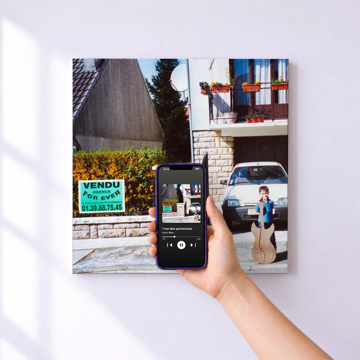 Affiche connectée 1 rue des panoramas de Henri Bleu au mur : l'album se lance en approchant le téléphone
