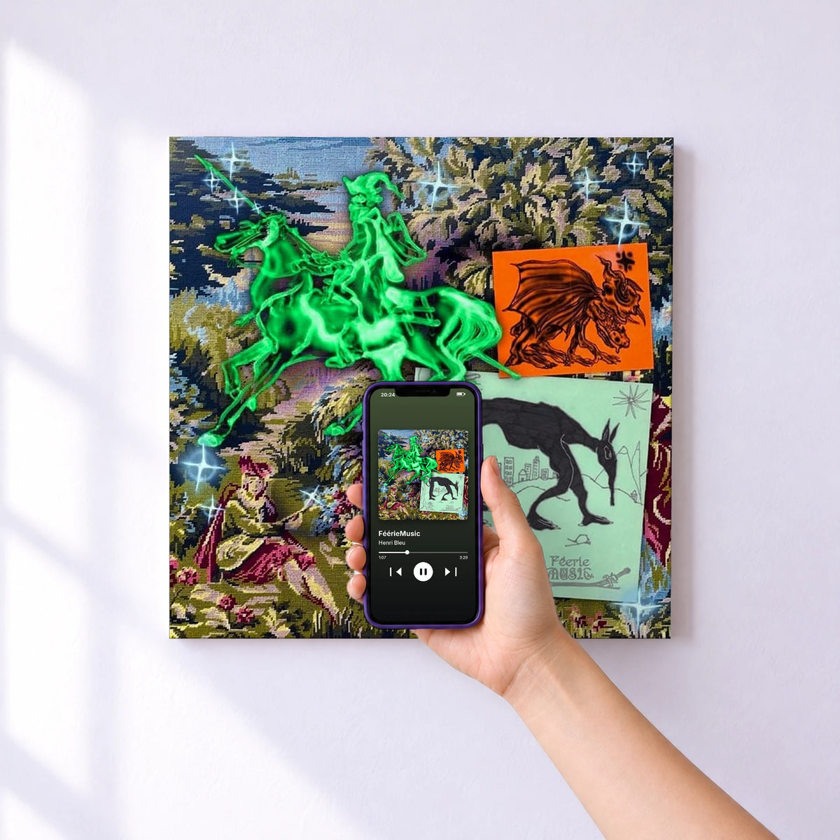 Affiche connectée FéérieMusic de Henri Bleu au mur : l'album se lance en approchant le téléphone