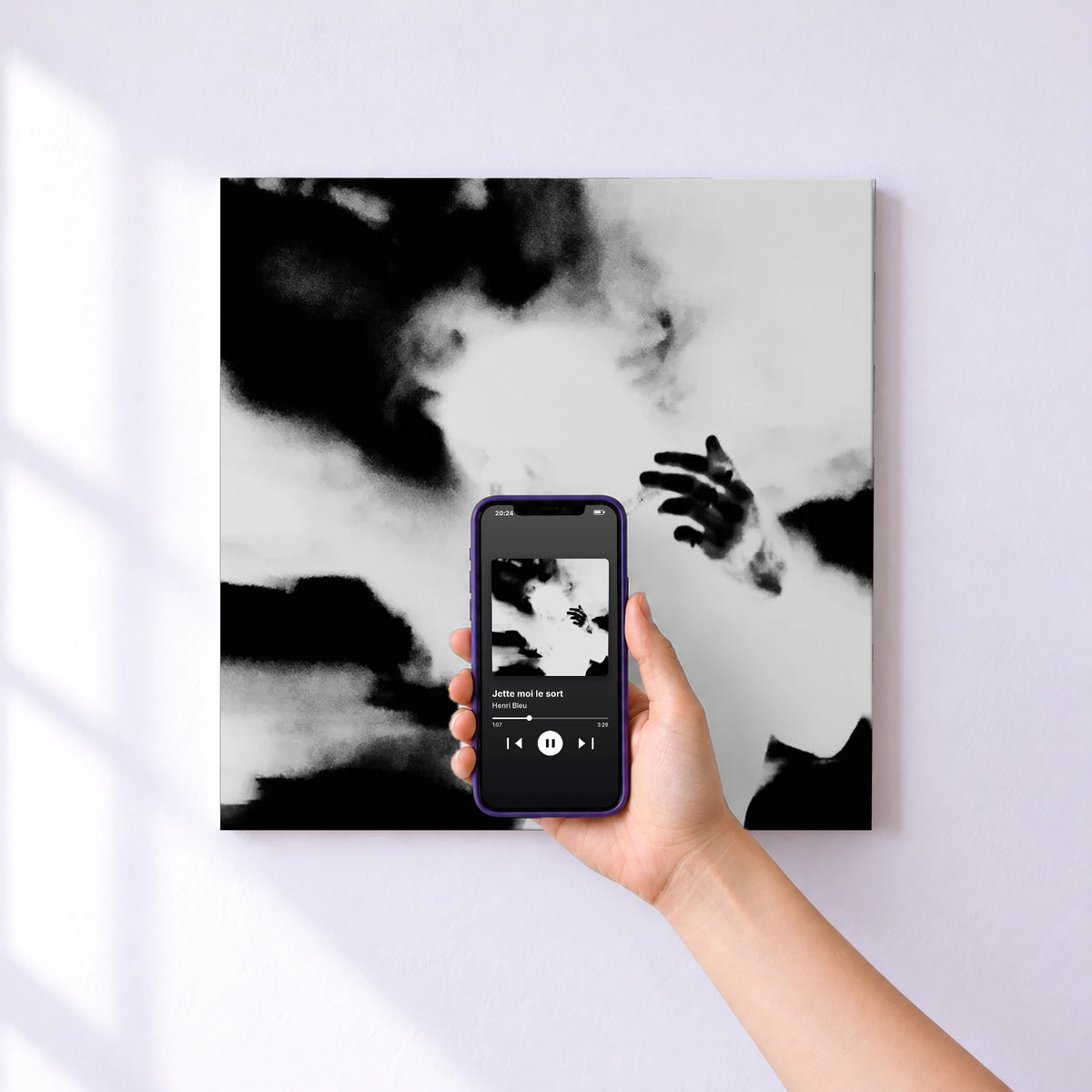 Affiche connectée Jette moi le sort de Henri Bleu au mur : l'album se lance en approchant le téléphone