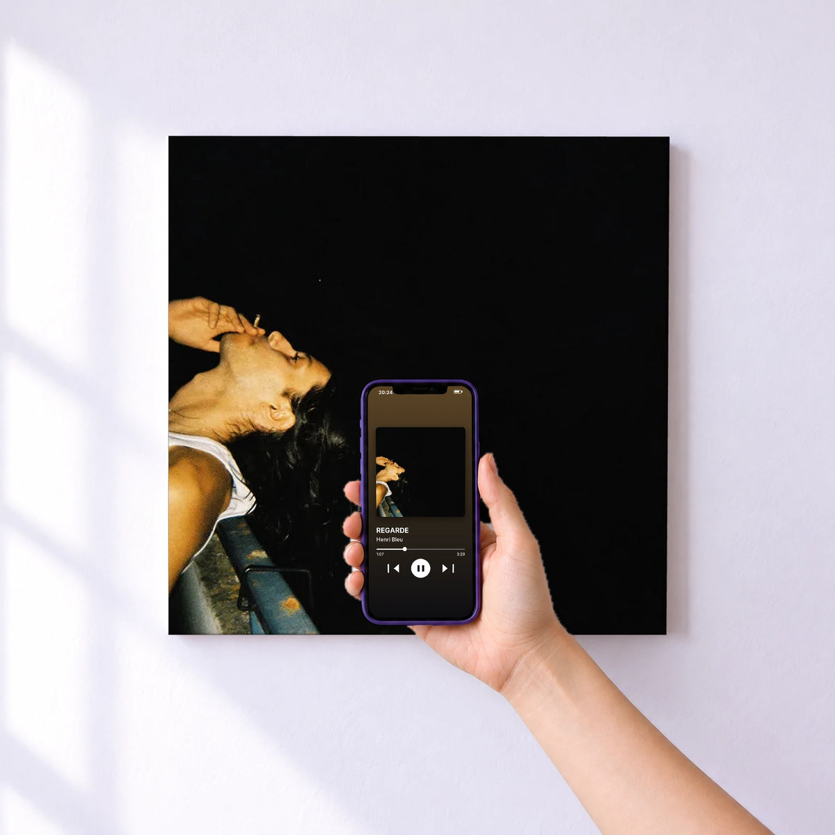 Affiche connectée REGARDE de Henri Bleu au mur : l'album se lance en approchant le téléphone