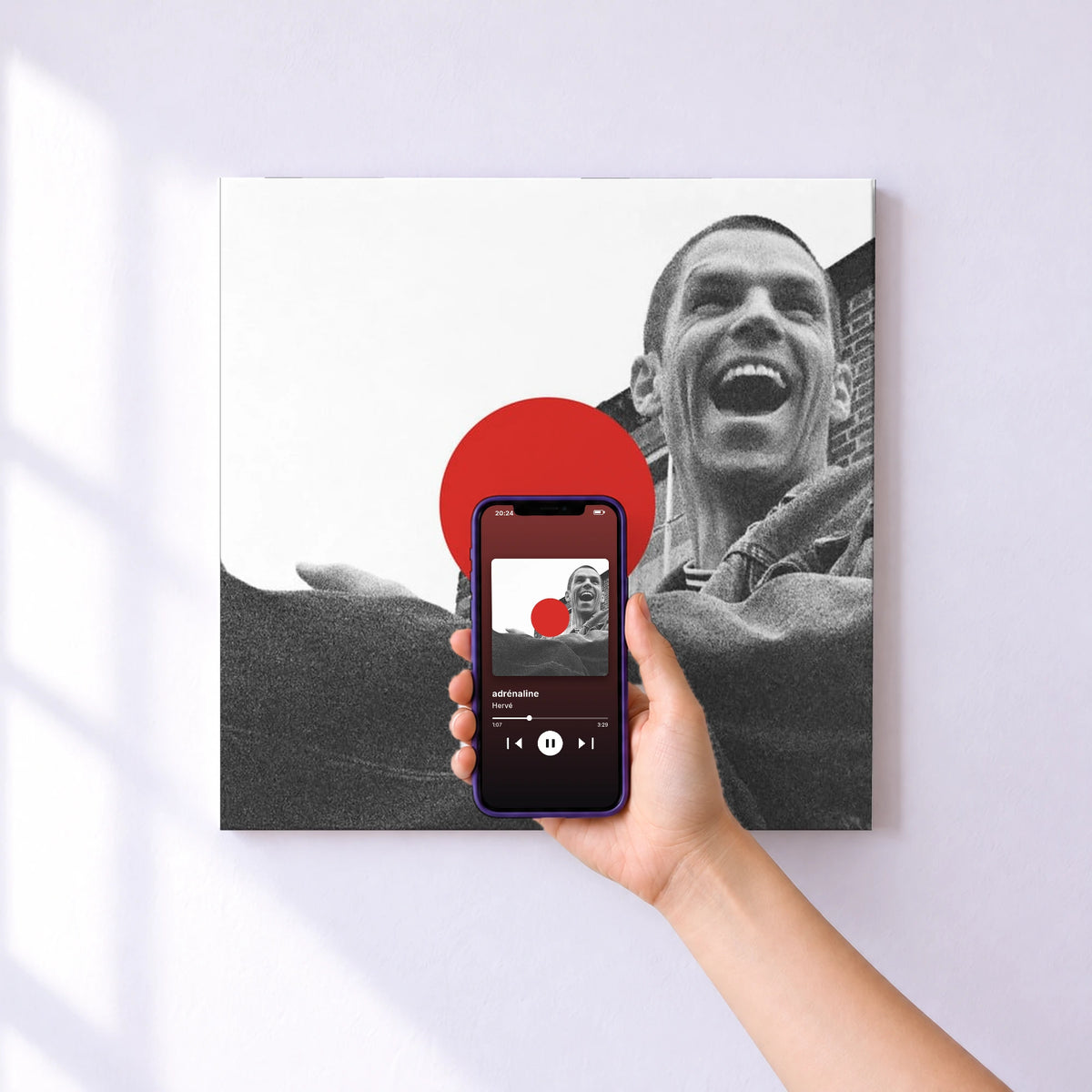 Affiche connectée adrénaline de Hervé au mur : l'album se lance en approchant le téléphone