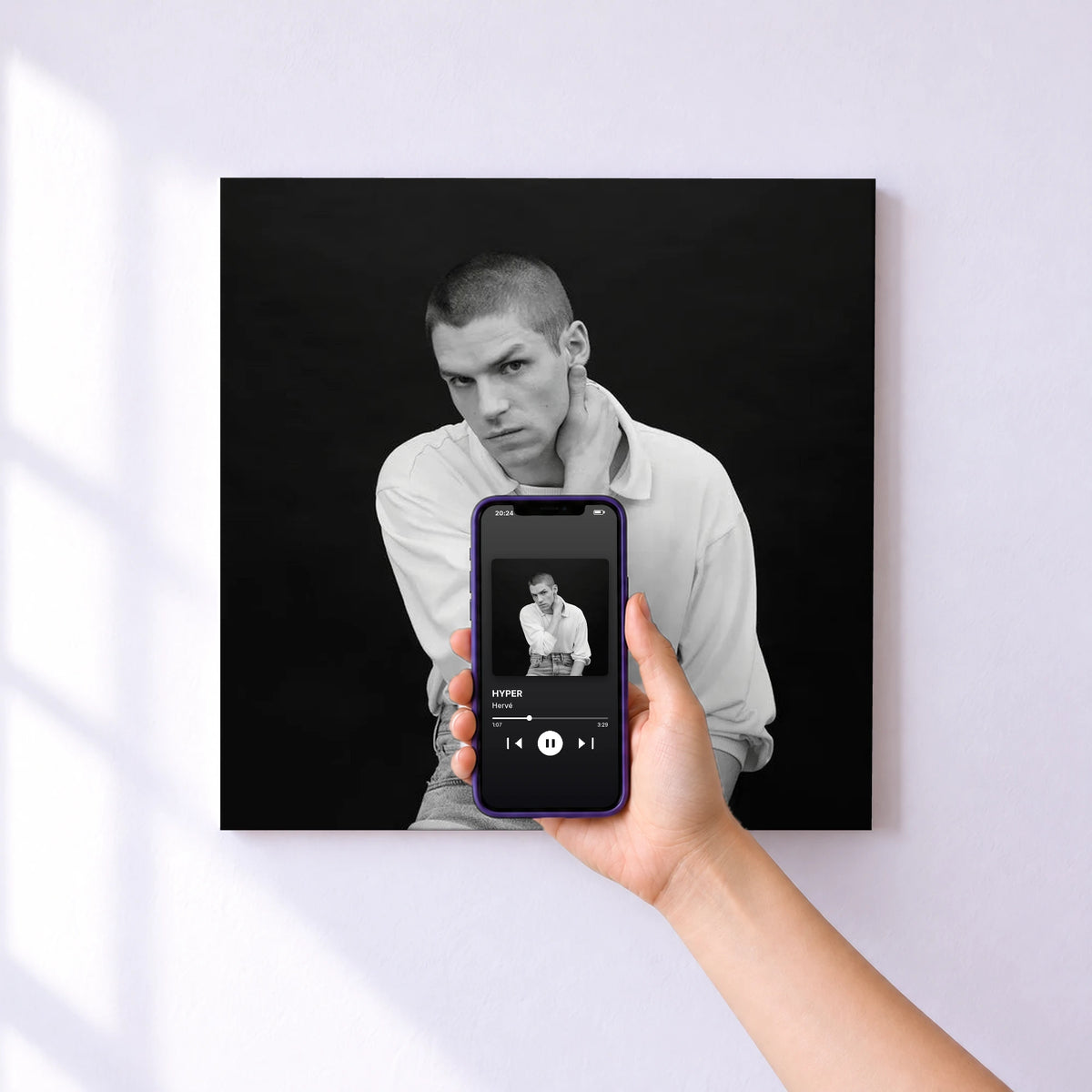 Affiche connectée HYPER de Hervé au mur : l'album se lance en approchant le téléphone