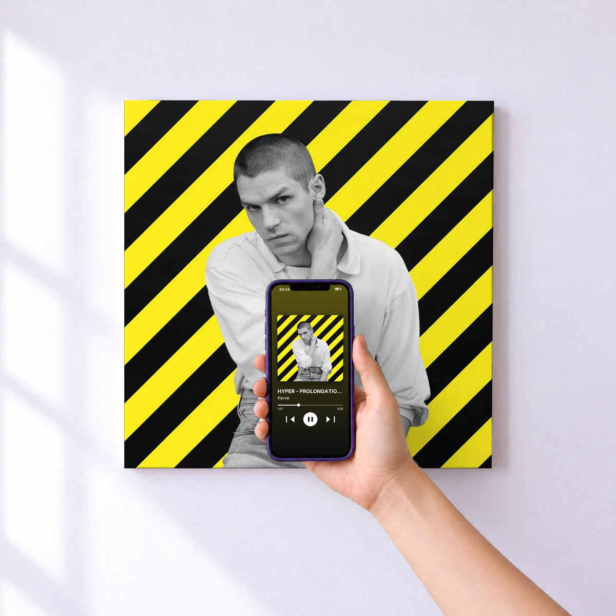 Affiche connectée HYPER - PROLONGATIONS de Hervé au mur : l'album se lance en approchant le téléphone