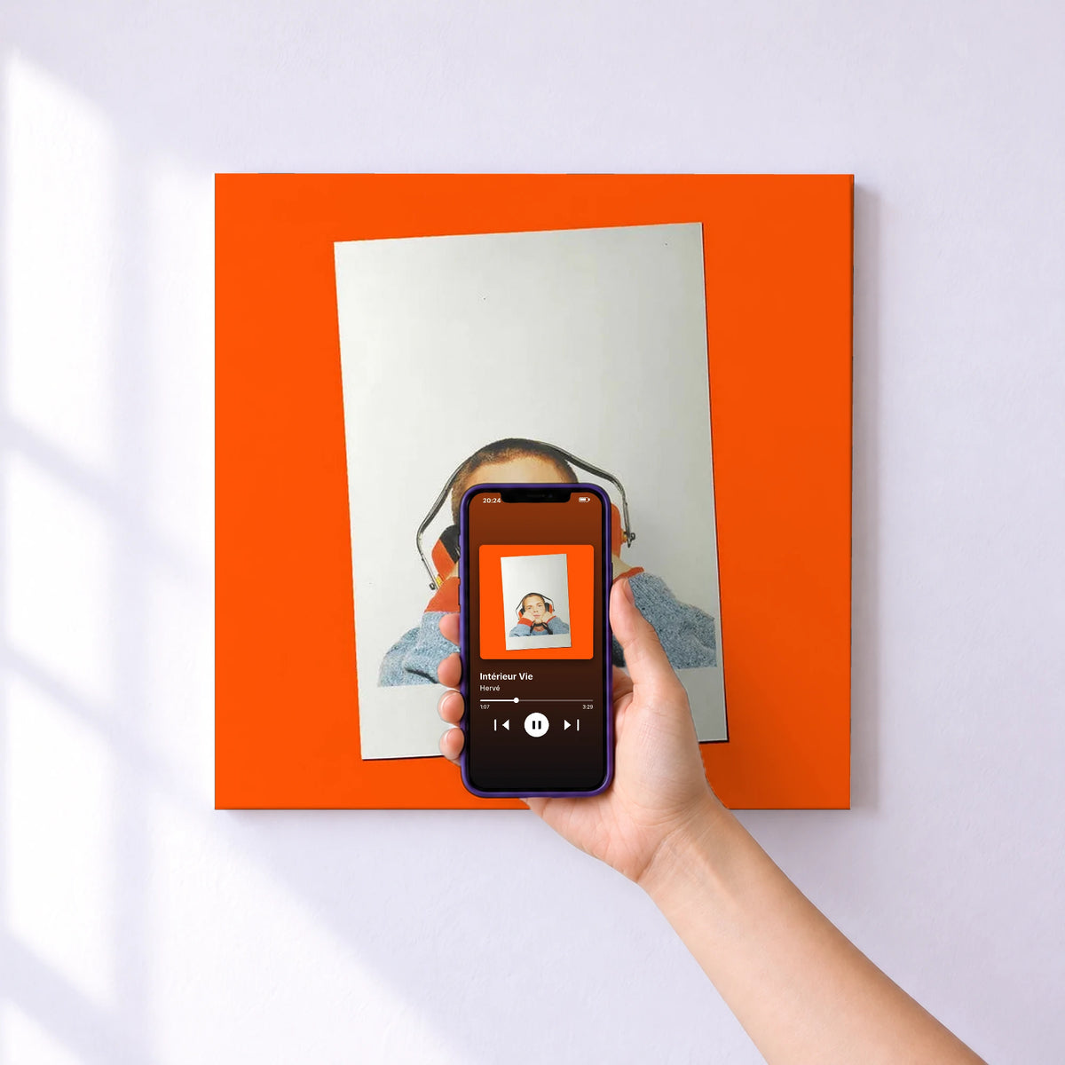 Affiche connectée Intérieur Vie de Hervé au mur : l'album se lance en approchant le téléphone