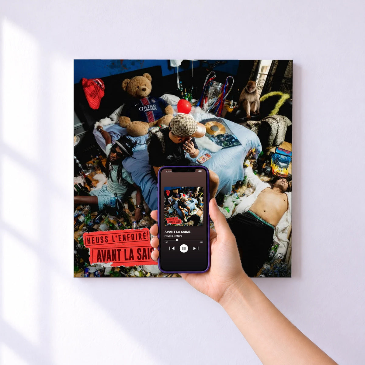 Affiche connectée AVANT LA SAISIE de Heuss L'enfoiré au mur : l'album se lance en approchant le téléphone