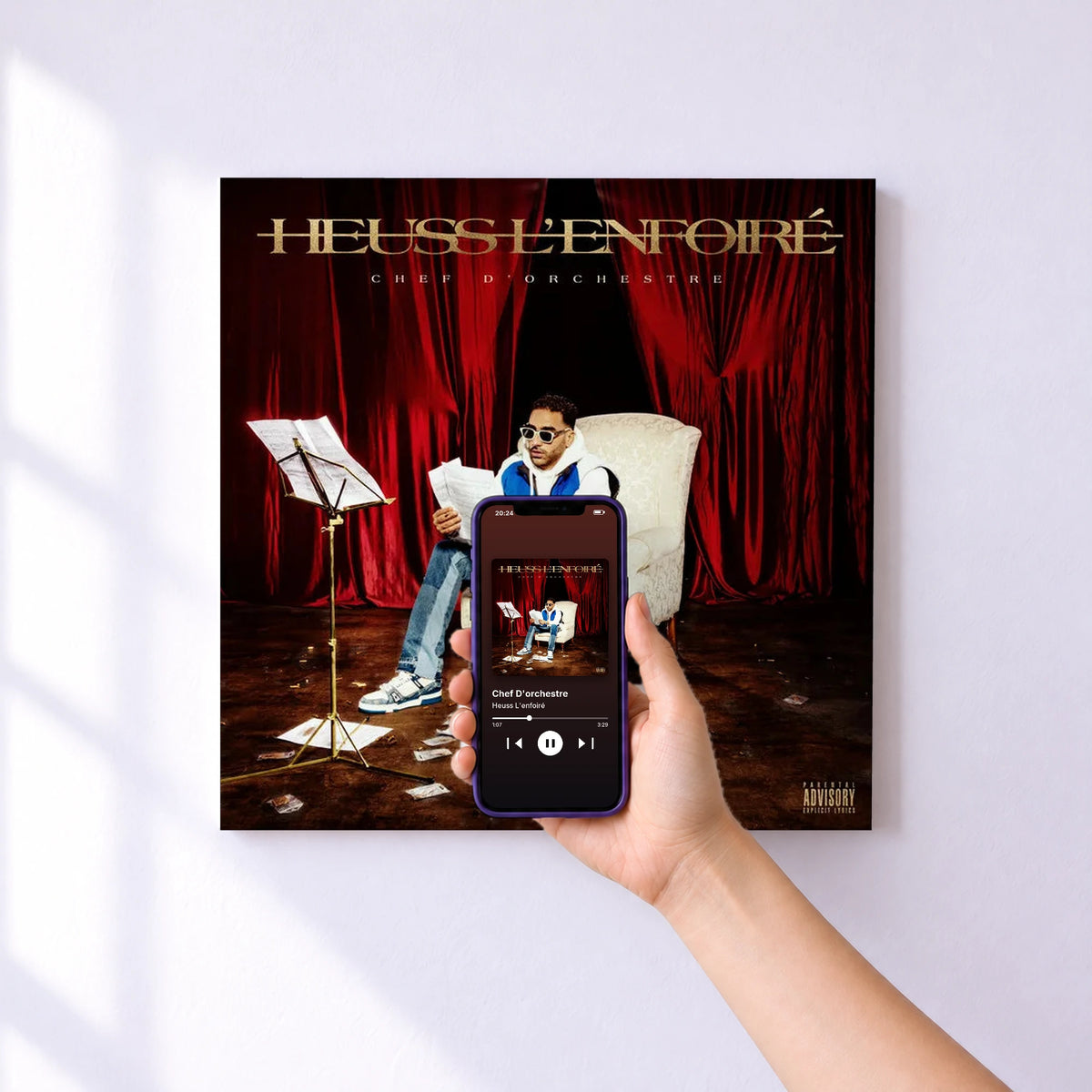 Affiche connectée Chef D'orchestre de Heuss L'enfoiré au mur : l'album se lance en approchant le téléphone
