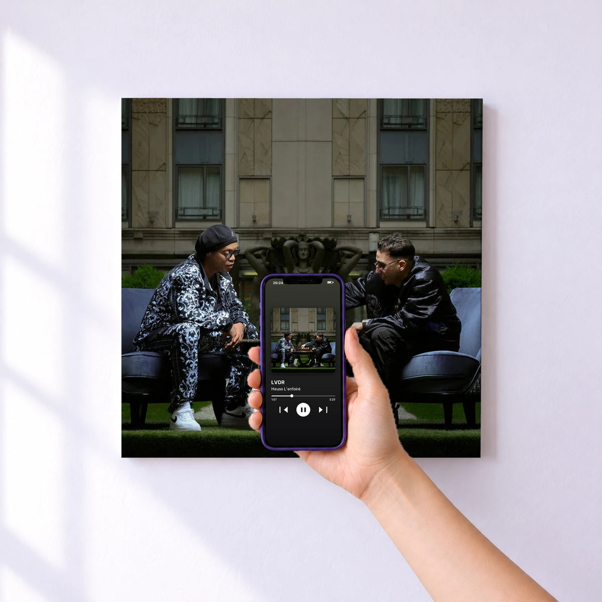Affiche connectée LVDR de Heuss L'enfoiré au mur : l'album se lance en approchant le téléphone