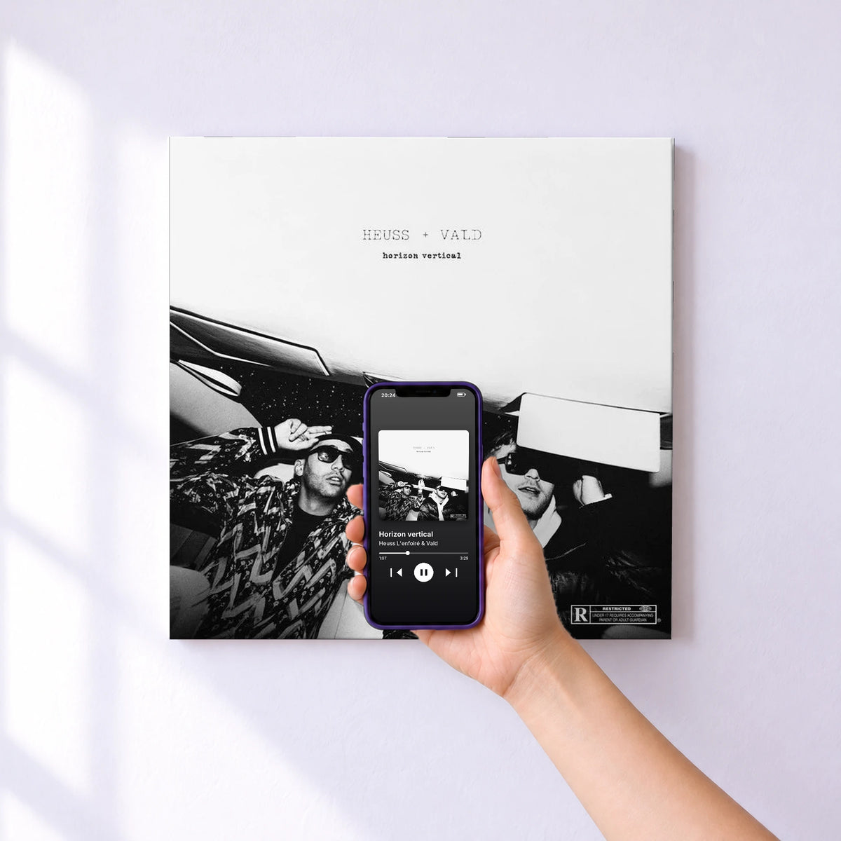 Affiche connectée Horizon vertical de Heuss L'enfoiré & Vald au mur : l'album se lance en approchant le téléphone