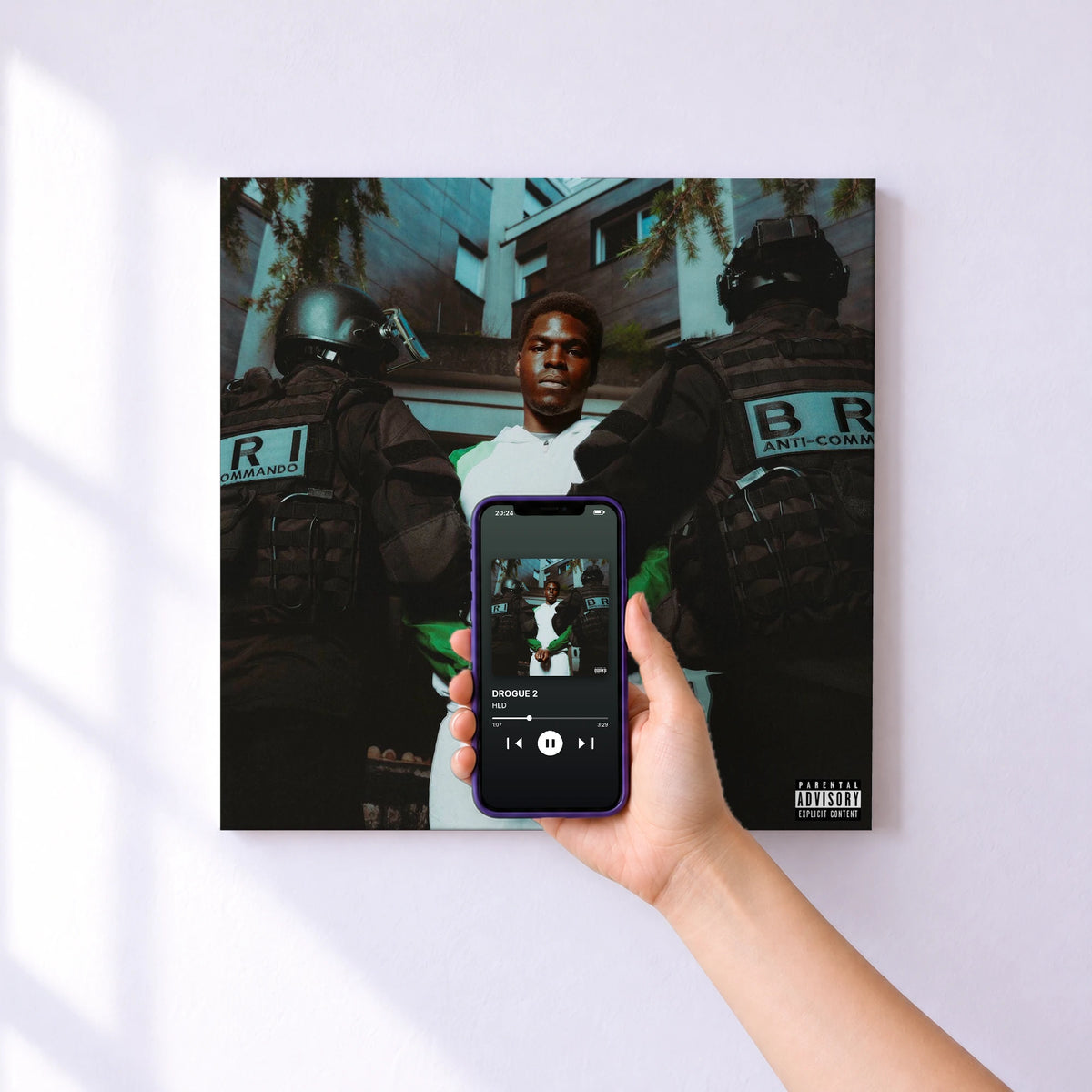 Affiche connectée DROGUE 2 de HLD au mur : l'album se lance en approchant le téléphone